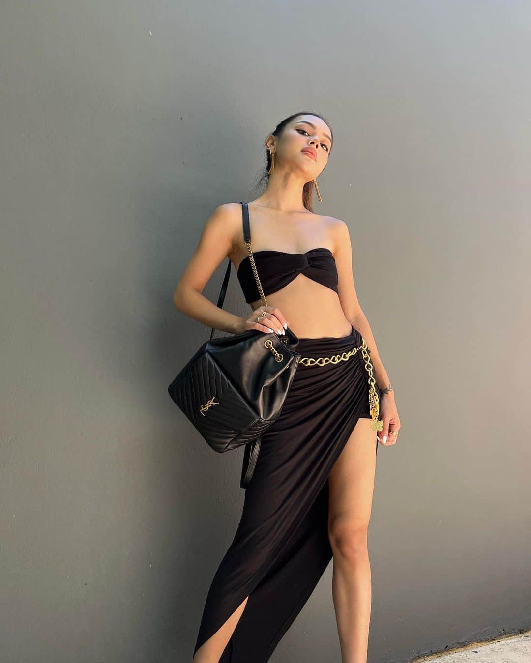 リリーマイマックのインスタグラム：「Fit @revolve all accessories @ysl 🖤 Love this skirt from @loversfriendsla」