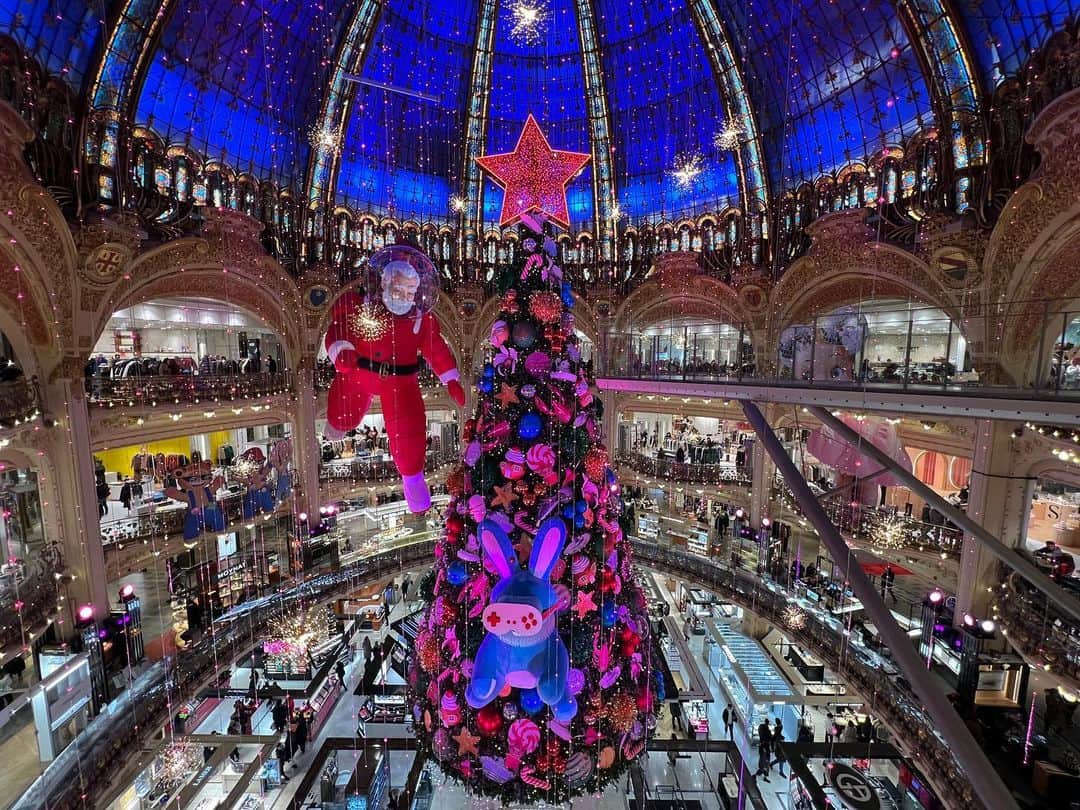 Jules Jordanのインスタグラム：「Happy Holidays and Merry Christmas to everyone! 🎄 #paris」