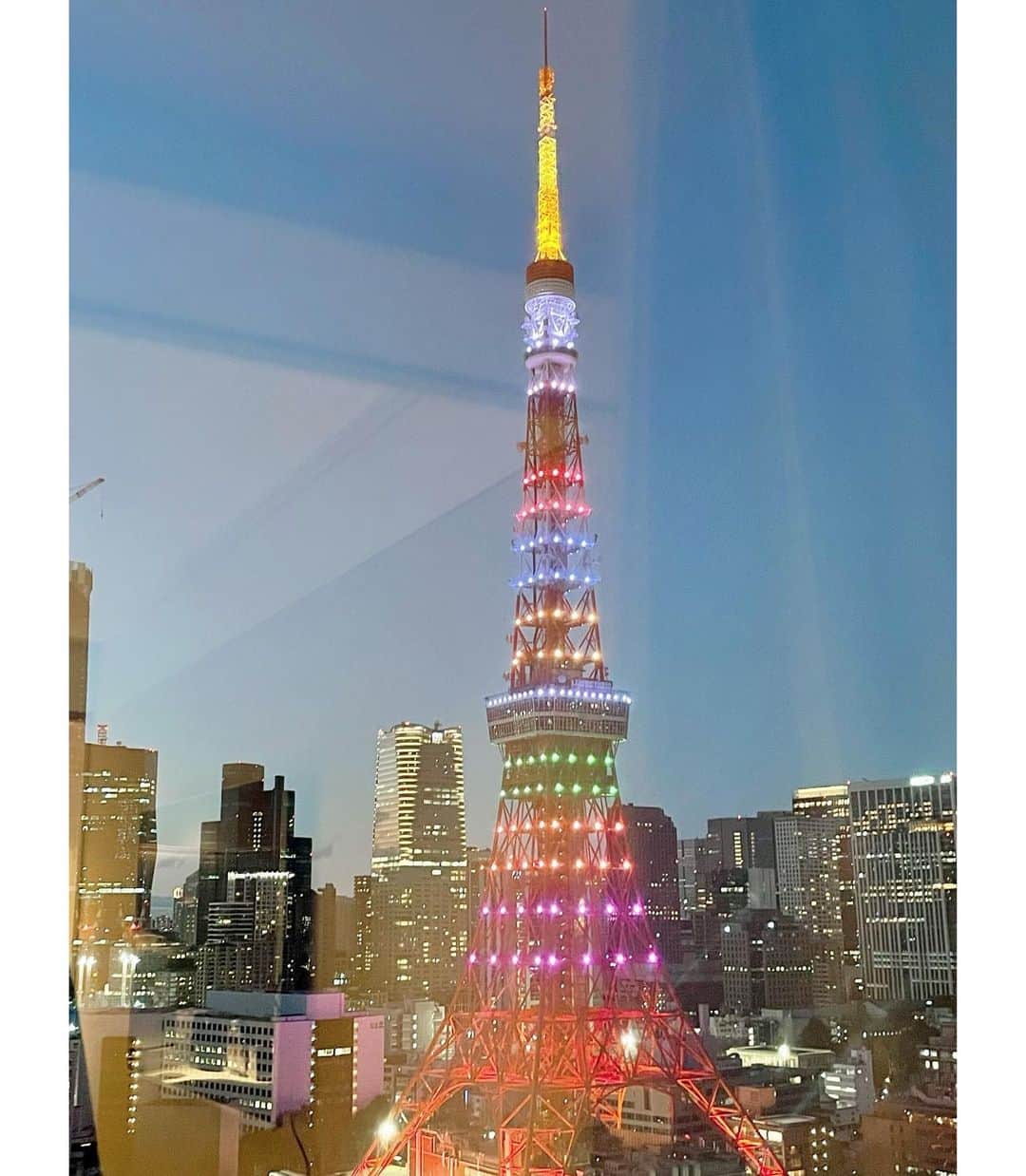 安めぐみさんのインスタグラム写真 - (安めぐみInstagram)「昨日はクリスマスでしたね🎄  娘のところへ無事サンタさん来てくれました🎅良かったね😊✨  #クリスマス #サンタさん #プレゼント #ホッ☺️ #東京タワー #綺麗でした」12月26日 8時41分 - yasu_megumi_official