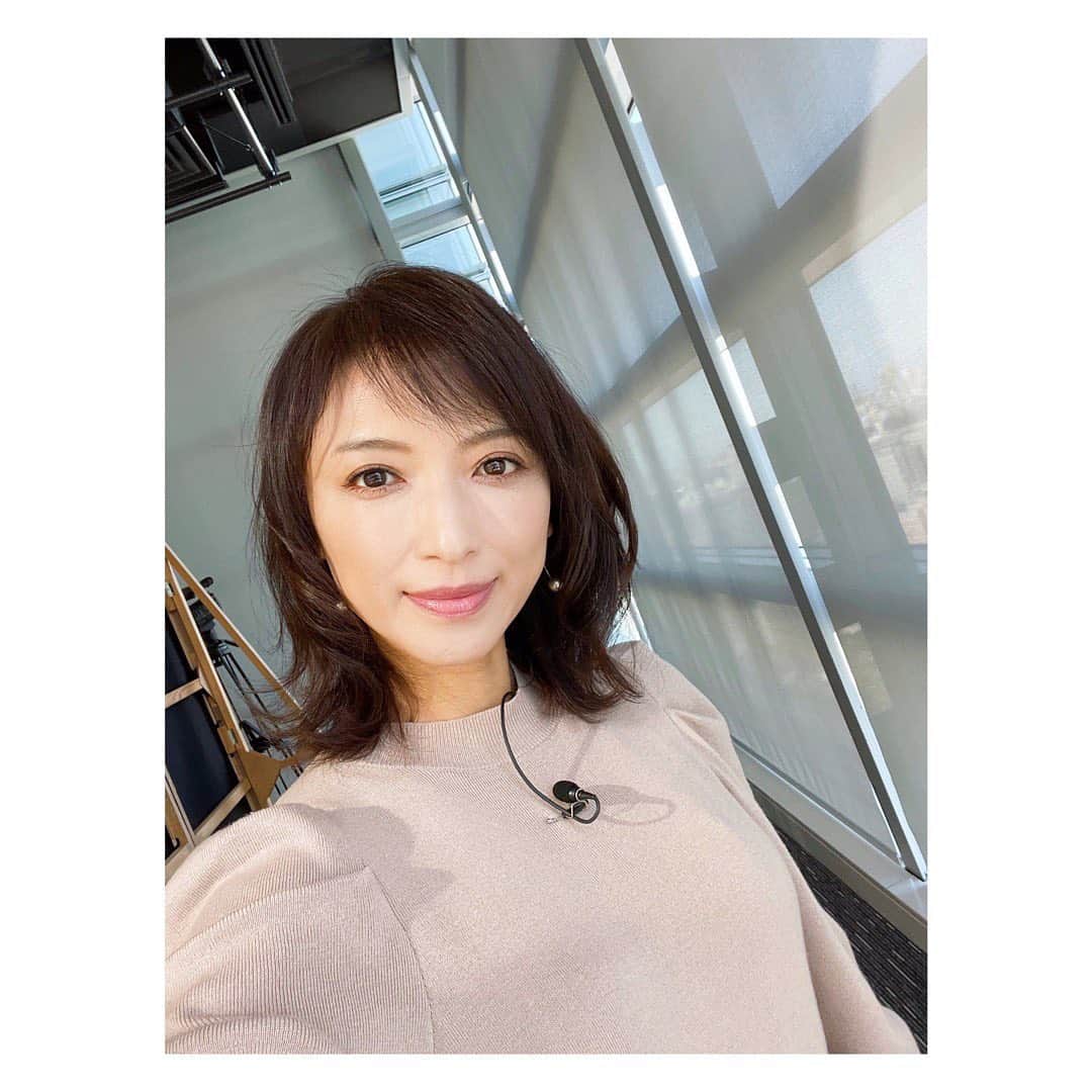 望月理恵さんのインスタグラム写真 - (望月理恵Instagram)「スナックモッチー衣装 このワンピースが一枚でいろんな 表情があり可愛かったです❣️ パフスリーブも好きなんですよね〜 全身は２枚目へ  ワンピース @lanvin_en_bleu_womens」12月26日 8時49分 - mochiee28