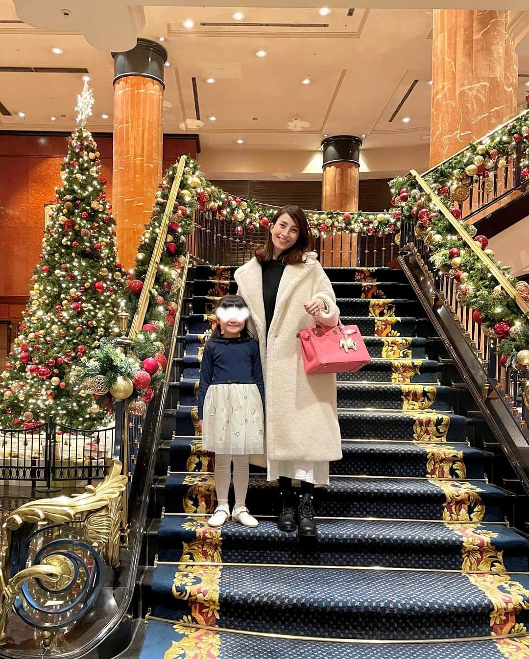 蜂矢有紀さんのインスタグラム写真 - (蜂矢有紀Instagram)「✨🎄🤍🎄✨ ・ 一日遅れの Merry Christmas🥂💖 ・ 素敵な クリスマスを 過ごせましたか〜？💕 ・ 娘は、ツリー🎄周りを走っている 汽車に🚂釘付けで👀💓ずーっと 楽しそうに見ていて可愛いかったな🥰 ・ #メリークリスマス #クリスマス #メリクリ #ウェスティン東京 #クリスマスツリー #恵比寿ガーデンプレイス #バカラ #merrychristmas #merryxmas #christmastree #baccarat」12月26日 8時58分 - yuki.h1218