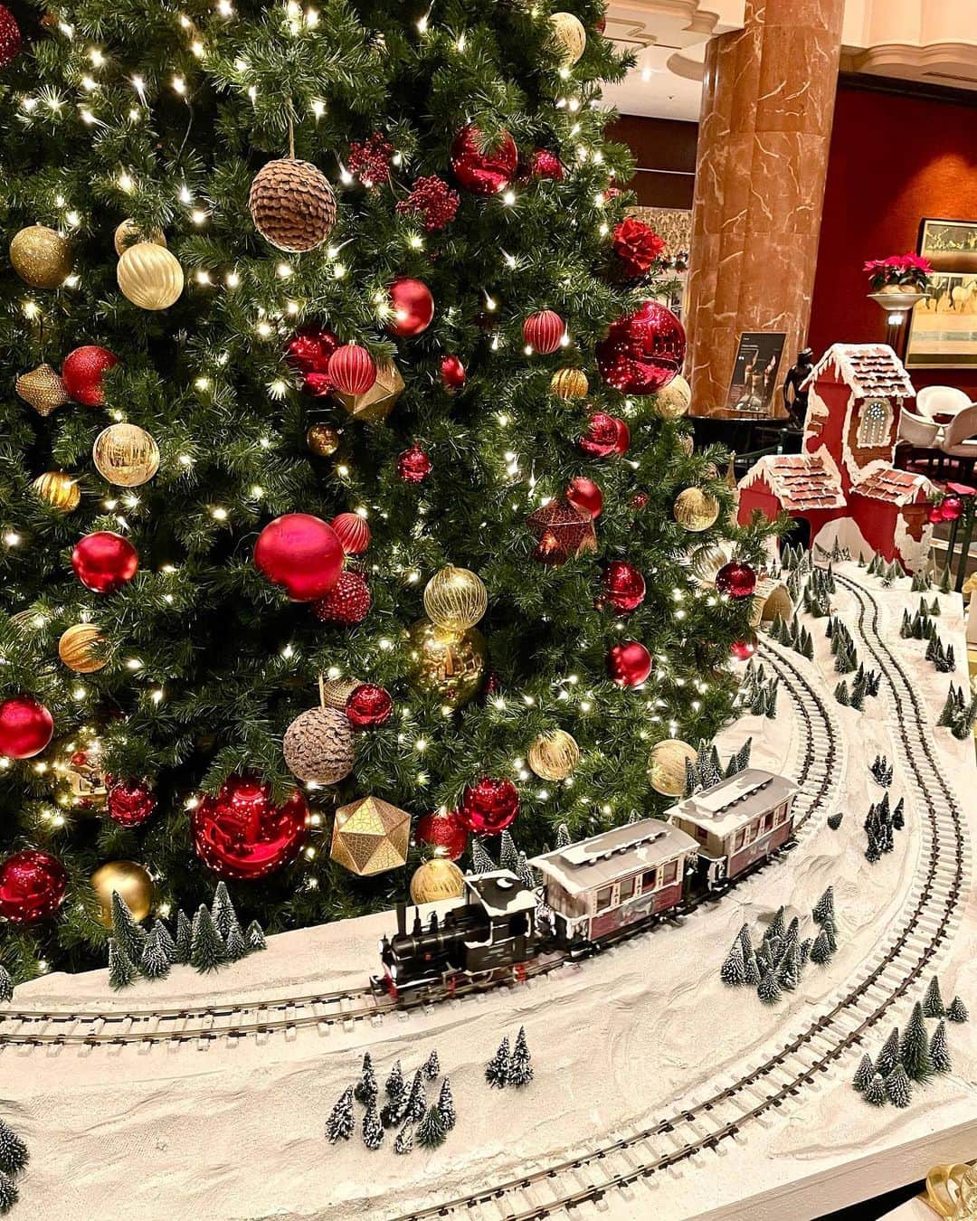 蜂矢有紀さんのインスタグラム写真 - (蜂矢有紀Instagram)「✨🎄🤍🎄✨ ・ 一日遅れの Merry Christmas🥂💖 ・ 素敵な クリスマスを 過ごせましたか〜？💕 ・ 娘は、ツリー🎄周りを走っている 汽車に🚂釘付けで👀💓ずーっと 楽しそうに見ていて可愛いかったな🥰 ・ #メリークリスマス #クリスマス #メリクリ #ウェスティン東京 #クリスマスツリー #恵比寿ガーデンプレイス #バカラ #merrychristmas #merryxmas #christmastree #baccarat」12月26日 8時58分 - yuki.h1218