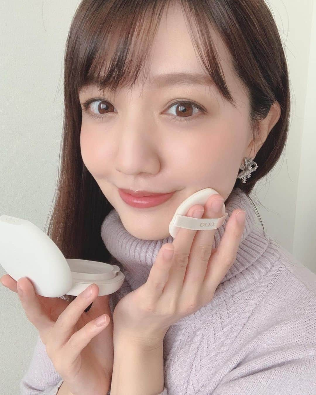 赤松麻里菜のインスタグラム：「CLIOのクッションファンデ、 〝ヴィーガンウェア ヒアルロンセラム クッション〟を使い始めました🧏🏻‍♀️❄️ すごくみずみずしくて軽いテクスチャー🧊✨ ファンデを塗っていると言うより、美容液を塗っているような感覚です🤲♡ カバー力も高くて、お肌を自然に明るく白く見せてくれる☃️✨ 1日マスクをつけて過ごして帰宅後鏡を見たら、ほとんど崩れていなくて感動しました😳🪞 マットなパッケージもおしゃれで可愛いし、これから愛用したいと思います💋♡ ・ そして一緒に使い始めたシートマスク、 〝ダーマトリー ハイポアラジェニック シカピックアップマスク〟 こちらもとてもお気に入り🧖‍♀️✨ 液がヒタヒタにたっぷり染み込んでいるし、生地が薄くて柔らかいから顔にぴったり密着します🧏🏻♡ お肌に合わないパックを使うとすぐ顔が痒くなるのだけど、これは大丈夫でした🌿 ・ どちらもQoo10 @qoo10.official で購入できます🤳✨ #クリオ #CLIO @clio_official #cliomakeup #クッションファンデ #ファンデーション #ヴィーガンコスメ #ヒアルロン酸 #シートマスク #韓国コスメ #韓国メイク #PR #ママメイク #女の子ママ #姉妹ママ #2人育児 #2歳差育児 #3歳差育児 #ママライフ #育休 #育休中 #育休中の過ごし方 #赤ちゃんのいる生活 #赤ちゃんのいる暮らし」