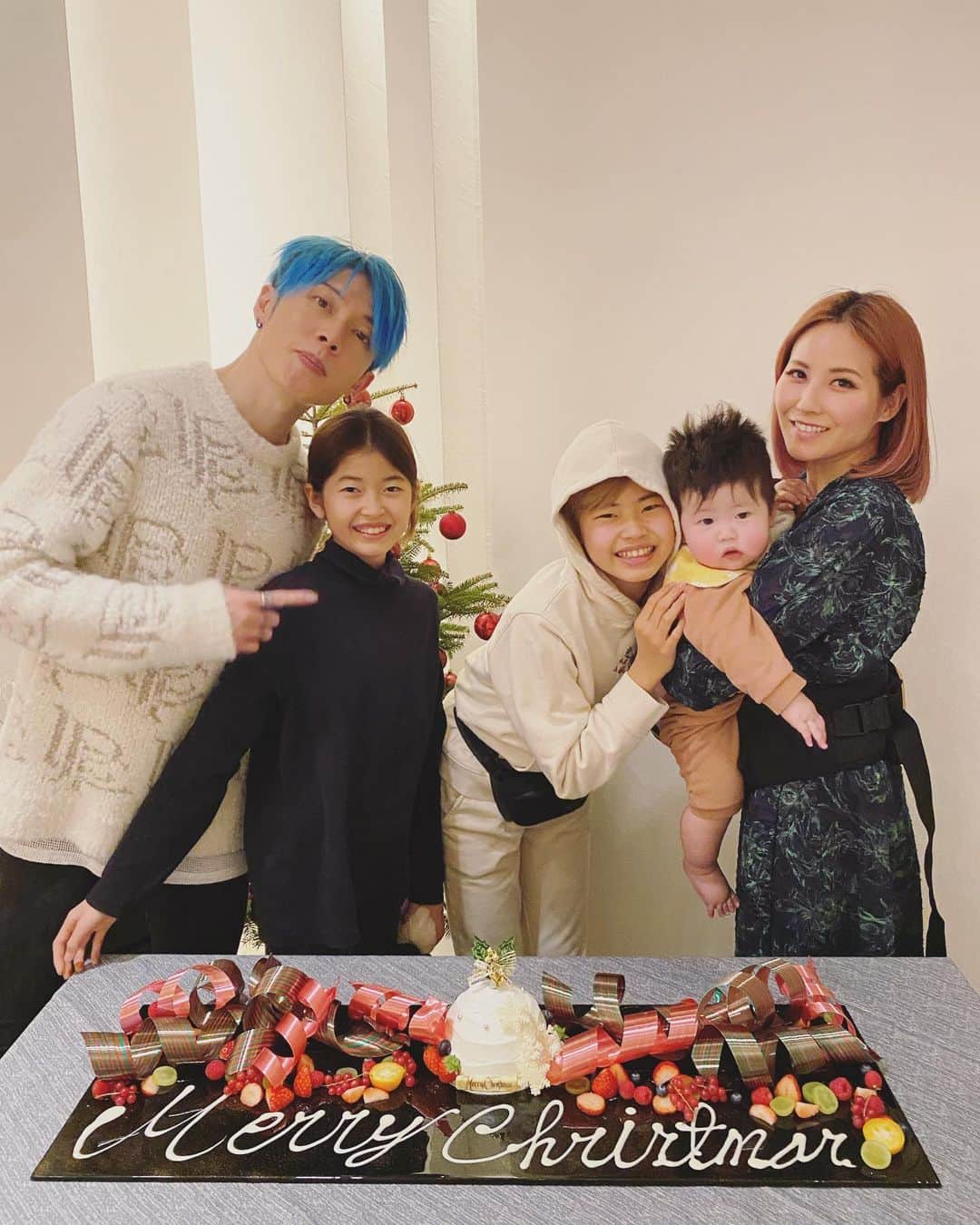 雅-MIYAVI-のインスタグラム：「Happy holidays, everyone! Big big love to you all🎄🎄💙😌#Ishiharas   スカイラー迎えてからはじめてのクリスマス。一人増えてまた賑やかになりました。みんなあたたかい年越しにしてね🎄🎄💙😌」