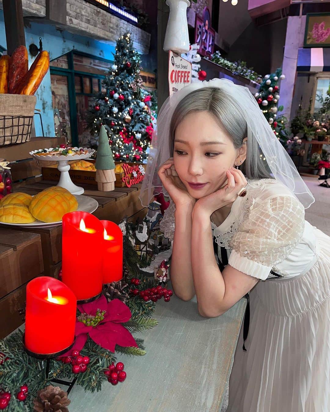 テヨン さんのインスタグラム写真 - (テヨン Instagram)「늘 웃픈그녀 Sally🥲🎄✨💜 #놀라운토요일 #유령신부」12月26日 9時46分 - taeyeon_ss