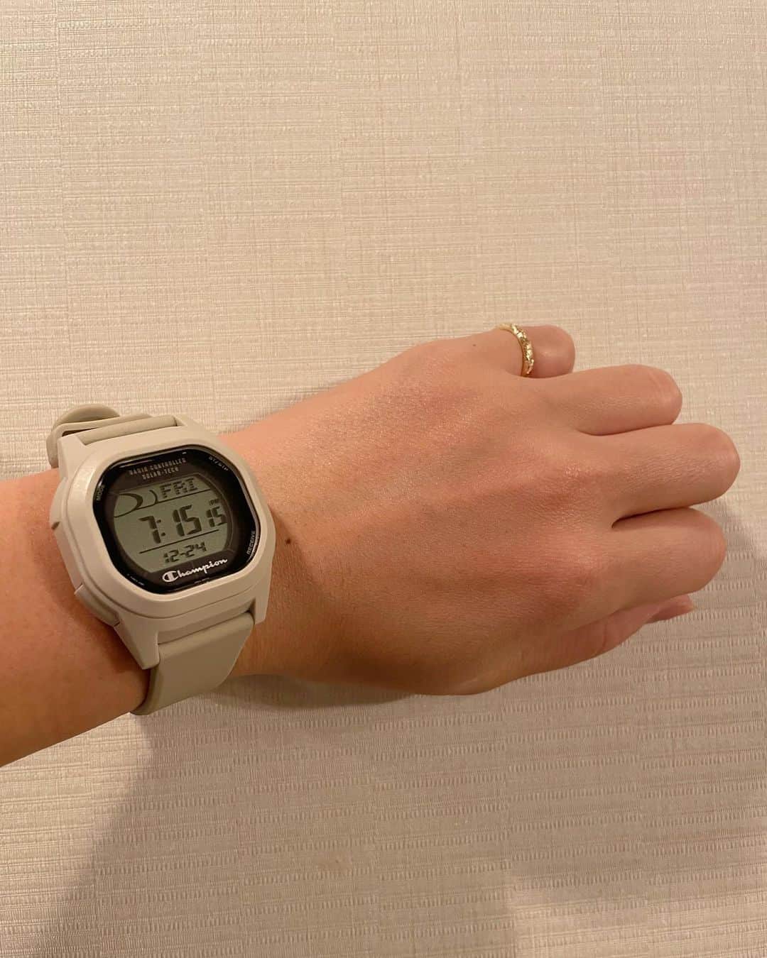 狩野舞子さんのインスタグラム写真 - (狩野舞子Instagram)「Champion初！！の腕時計コレクション⌚️ シンプルなデザインが何にでも合わせやすくて気に入ってます〜😊 私が付けているカラーは、サンドベージュです🤎 ・ #champion #championjapan」12月26日 9時54分 - kanochan715