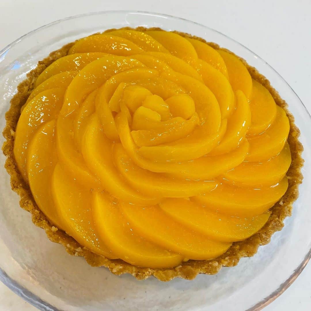稲葉七海のインスタグラム：「ネタが無いのでクリスマスに作ったケーキを投稿🎂 いちごは地元清水の石垣いちご🍓 ・ 料理もケーキ作りも最近趣味の域を超えそう😂😇 ・ #桃のタルト #フォンダンショコラ」