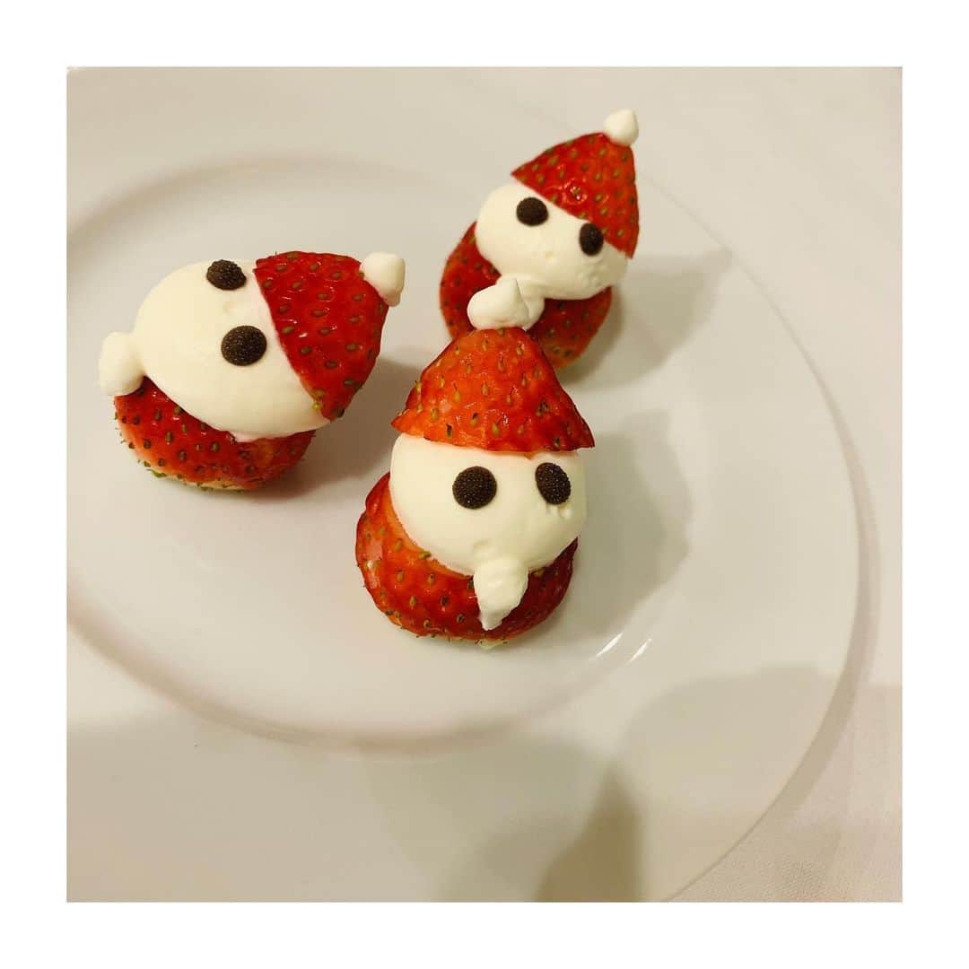 のインスタグラム：「息子が小さい時から 誕生日やクリスマス、家族行事の度に訪れる #アトリエキュイ #atelierquit ・ シェフが心を込めて作ってくれたお料理を肩肘張らず ゆったりのんびり堪能できる、 高輪の住宅街、マンションの一角にある隠れ家の様なレストラン。 ・ いつも思うんだけど。 外食のスタート時は、息子は何故かちょっと、いやかなり？テンションが低い。というか、機嫌か悪い。（これ、息子あるあるですか？） 動画は、そんな時にちょっかいを出す母（これで余計にイラつかれる🤣） ・ でもね。 ・ 子供の頃から慣れ親しんだシェフのからすみパスタ。 これ食べて笑顔にならないわけないよね🤣 勝手に機嫌直して 帰りは鼻歌混じりで住宅街を肩組んで歩いたよ。（まったく面倒くさいなぁ。） ・ でもね。。 クリスマスに家族とご飯をたべてくれるだけでも本当は有難いと思ってるよ。 ・ #隠れ家レストラン  #からすみパスタ」