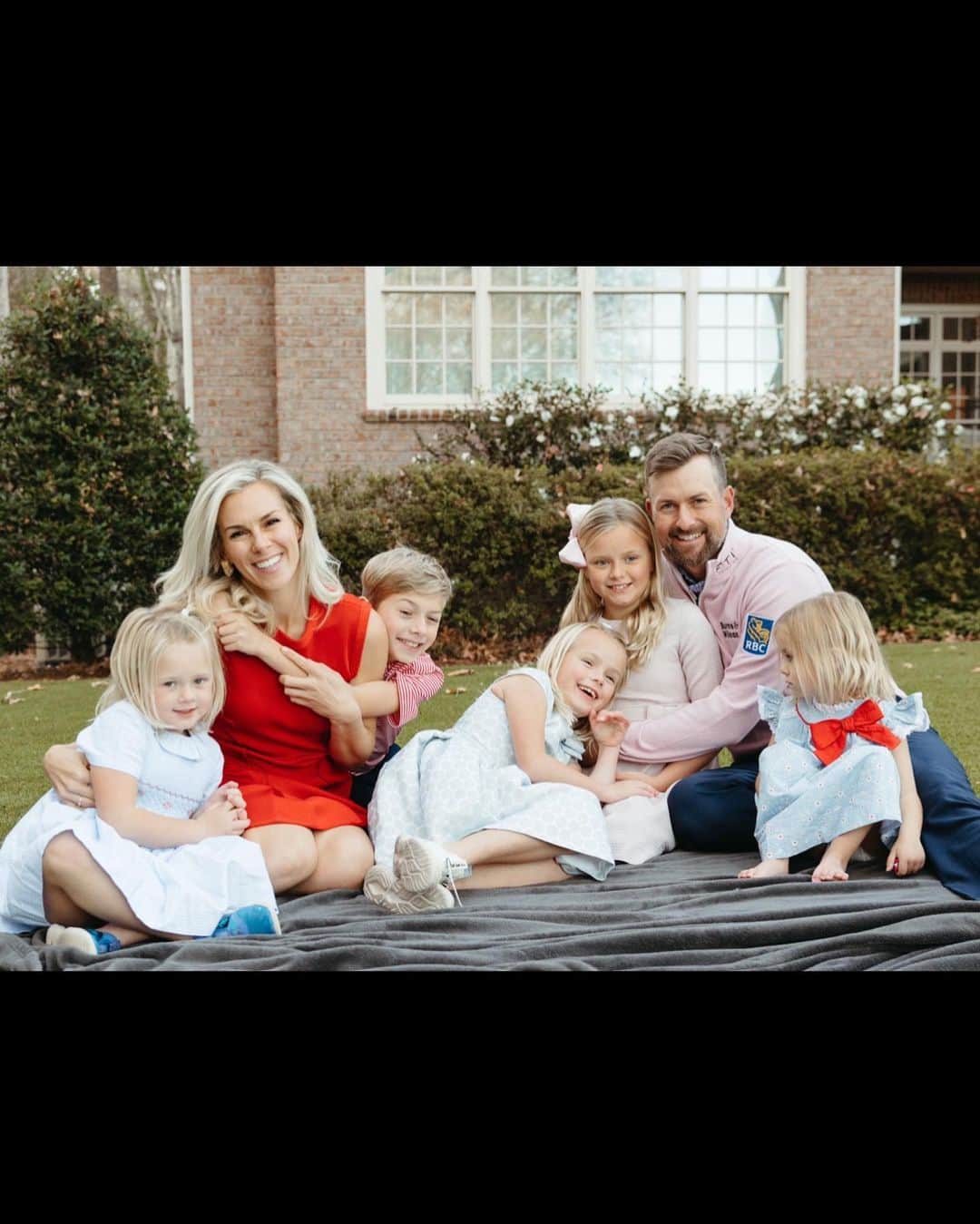 ウェブ・シンプソンのインスタグラム：「Merry Christmas from our family to yours! “Here within a manger lies the One who made the starry skies. This baby born for sacrifice, Christ, the Messiah. Into our hopes, into our fears, the Savior of the world appears. The promise of eternal years, Christ, the Messiah. And He shall reign forevermore, forevermore.” @christomlin #teamsimpson #dowdsimpson」