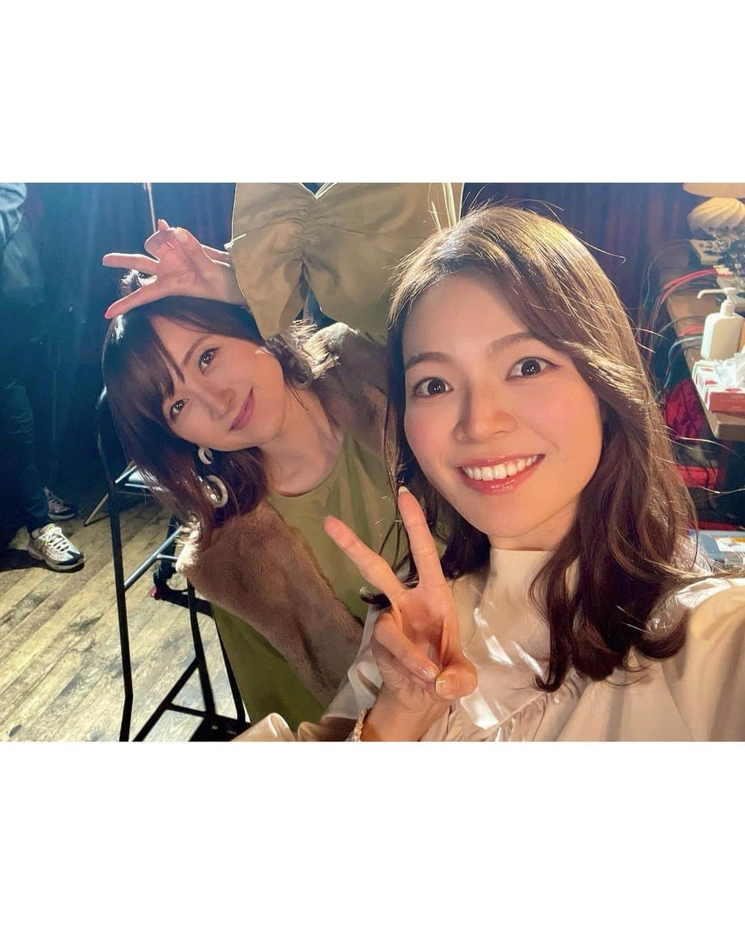 小松彩夏さんのインスタグラム写真 - (小松彩夏Instagram)「⁡ クリスマスが終わり一気に年末ムードですね🤪 本当に今月が怒涛すぎて...🤣🤣🤣 ⁡ 今日は朝からカレンダーの発送作業に追われています😂沢山注文ありがとうございます🙇‍♀️ ⁡ 一つ一つ感謝の気持ちを込めて サイン描かせていただいてます📝 ⁡ 年内発送分はまだギリギリ間に合います‼️ 気になっている方はお早めに〜🥰 ⁡ ⁡ 【出演情報‼️】 ⁡ 本日12/26(日)岩手めんこいテレビ14:00〜放送の『グルージャTV』の特番にインタビューしていたVTRで少しだけ登場するかも⁉️ ⁡ そして有馬記念をはさんだそのあと....🐎 ⁡ 12/26(日)岩手めんこいテレビ15:50〜 放送の『オッズパークプレゼンツ ＂タモンCafe＂クライマックスシリーズスペシャル』に出演します✨ ⁡ 今日一日は岩手めんこいテレビを 是非、ご覧ください😉❣️笑 ⁡ ⁡ そして明日12/27(月)21:00〜【502EASY】のインスタライブをします⚡️ ⁡ 年内最後かな⁉️こちらも 是非見てもらえると嬉しいです😆🌸 ⁡ 年末へかけてみなさんもバタバタしているとおもいますがお身体気をつけてお過ごしくださいね☃️ ⁡ #カレンダー #2022 #2022カレンダー #タモンCafe #岩手めんこいテレビ #オッズパーク #岩手競馬 #競馬 #グルージャ #グルージャTV #インスタライブ #みてね」12月26日 10時44分 - official_ayaka_502