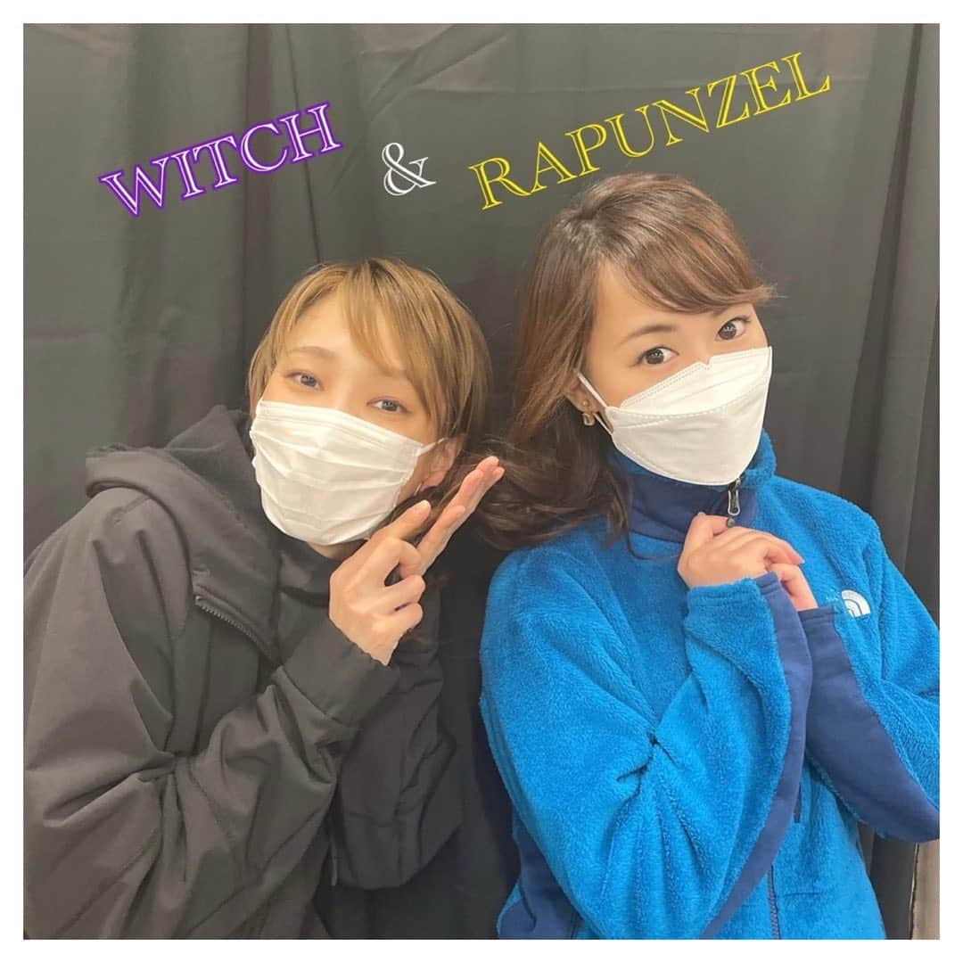 望海風斗さんのインスタグラム写真 - (望海風斗Instagram)「🧸 お稽古場での母娘⁈ショット❤️ ラプンツェルの#鈴木玲奈 ちゃん 初めて玲奈ちゃんの歌声を聴いた瞬間、鳥肌が立ちました‼︎ 歌ってるというより、鳴っている… いや、プロのソプラノ歌手の方に向かってこんな当たり前のことを言うのも失礼なのですが💦 とにかく娘の声を聴いて！笑 ⁡ この写真は玲奈ちゃんが編集してくれました。 ⁡ 2枚目は梅芸さんTwitterより一日遅れの魔女からメリークリスマス ⁡ 3枚目はINTO相関図！ これを見て想像の翼を広げていただきたい✨ ⁡ 今日の森は#オケ合わせ ♪楽しいです！ ⁡ #intothewoods #鈴木玲奈 ちゃん #ラプンツェル #オケ合わせ大好き人間 #若さ#美しさ#欲しい #魔女 #望海風斗」12月26日 16時21分 - nozomifuto_official