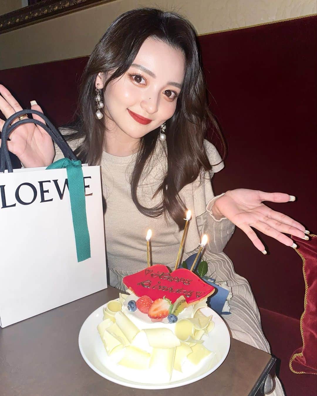 池田有里紗さんのインスタグラム写真 - (池田有里紗Instagram)「12月25日で22歳になりました🥂❤︎  メッセージくれた方、ありがとうございました🤍 うれしかったです💫💫  写真は大学の友達からずっと欲しかった 香水をプレゼントしてもらってルンルンなわたし🎅🏻 大切に使おう、、、！  みなさんはどんなクリスマスを 過ごしましたか？  #誕生日 #誕生日サプライズ #誕生日プレゼント #恵比寿カフェ #恵比寿ランチ #恵比寿グルメ」12月26日 11時32分 - arisa.ikd