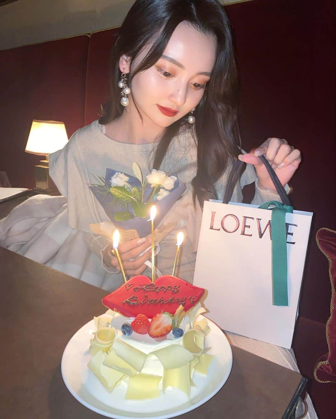 池田有里紗さんのインスタグラム写真 - (池田有里紗Instagram)「12月25日で22歳になりました🥂❤︎  メッセージくれた方、ありがとうございました🤍 うれしかったです💫💫  写真は大学の友達からずっと欲しかった 香水をプレゼントしてもらってルンルンなわたし🎅🏻 大切に使おう、、、！  みなさんはどんなクリスマスを 過ごしましたか？  #誕生日 #誕生日サプライズ #誕生日プレゼント #恵比寿カフェ #恵比寿ランチ #恵比寿グルメ」12月26日 11時32分 - arisa.ikd