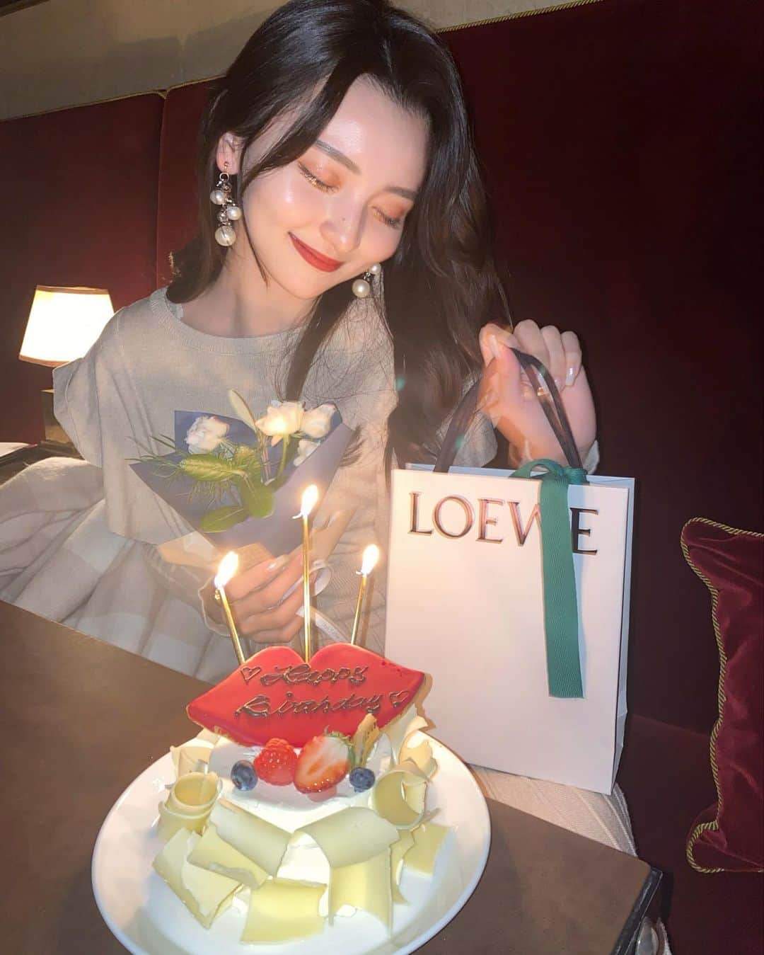 池田有里紗さんのインスタグラム写真 - (池田有里紗Instagram)「12月25日で22歳になりました🥂❤︎  メッセージくれた方、ありがとうございました🤍 うれしかったです💫💫  写真は大学の友達からずっと欲しかった 香水をプレゼントしてもらってルンルンなわたし🎅🏻 大切に使おう、、、！  みなさんはどんなクリスマスを 過ごしましたか？  #誕生日 #誕生日サプライズ #誕生日プレゼント #恵比寿カフェ #恵比寿ランチ #恵比寿グルメ」12月26日 11時32分 - arisa.ikd