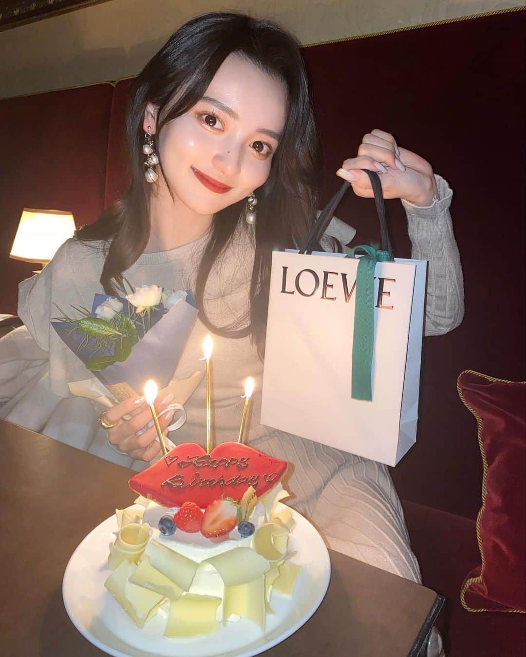 池田有里紗さんのインスタグラム写真 - (池田有里紗Instagram)「12月25日で22歳になりました🥂❤︎  メッセージくれた方、ありがとうございました🤍 うれしかったです💫💫  写真は大学の友達からずっと欲しかった 香水をプレゼントしてもらってルンルンなわたし🎅🏻 大切に使おう、、、！  みなさんはどんなクリスマスを 過ごしましたか？  #誕生日 #誕生日サプライズ #誕生日プレゼント #恵比寿カフェ #恵比寿ランチ #恵比寿グルメ」12月26日 11時32分 - arisa.ikd