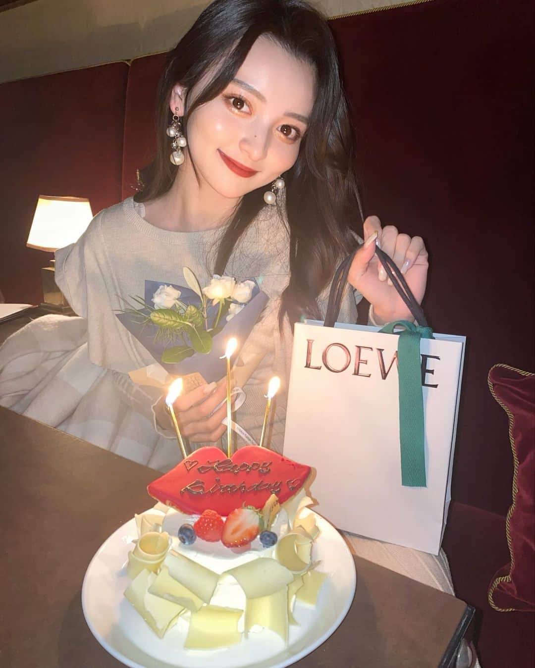 池田有里紗さんのインスタグラム写真 - (池田有里紗Instagram)「12月25日で22歳になりました🥂❤︎  メッセージくれた方、ありがとうございました🤍 うれしかったです💫💫  写真は大学の友達からずっと欲しかった 香水をプレゼントしてもらってルンルンなわたし🎅🏻 大切に使おう、、、！  みなさんはどんなクリスマスを 過ごしましたか？  #誕生日 #誕生日サプライズ #誕生日プレゼント #恵比寿カフェ #恵比寿ランチ #恵比寿グルメ」12月26日 11時32分 - arisa.ikd