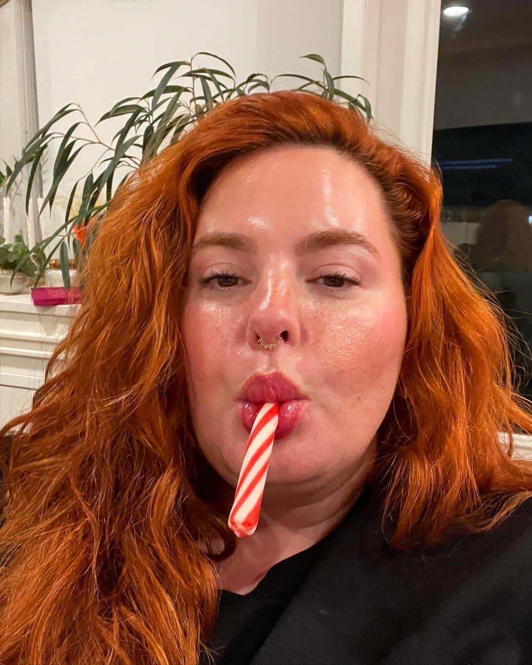 テス・ホリデーのインスタグラム：「Merry Christmas y’all! I love y’all so much & I’m so grateful that y’all have stuck around for my growth & healing🌟 I’ve never been surrounded by so much love & not gonna front, it’s the best🥺 Hope all of you have the cutest day & are eating everything you want!🎄💕❤️😋⛄️」