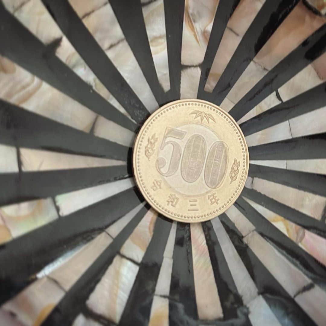 石川亜沙美のインスタグラム：「新500円硬貨 ・ 先日おつりでもらった、 新500円硬貨✨ ☺️心の中でニンマリ🙌 わたしの 小さな幸せ💓 ・ 令和三年も残りわずか💪 ・ ・ #新500円硬貨 #2021.12.26」