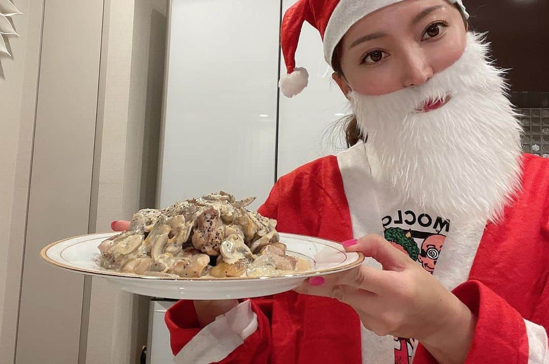 加藤綾菜さんのインスタグラム写真 - (加藤綾菜Instagram)「クリスマスイブ🎄🎅はお互い忙しくて帰りにスーパーでサンタの服を買って帰宅❣️笑  チキンとマッシュルームで 『鶏もも肉のマッシュルームの濃厚クリーム煮』を作ったよ🥰 簡単だしワインにもあってささやかなながら お祝いできた😍  そんな夕飯のYouTubeです🥰🥰  是非作ってみてね🥰  もう年末かぁ✨ 早いなぁ😟😟😟  #YouTube #加藤家の日常」12月26日 12時28分 - katoayana0412