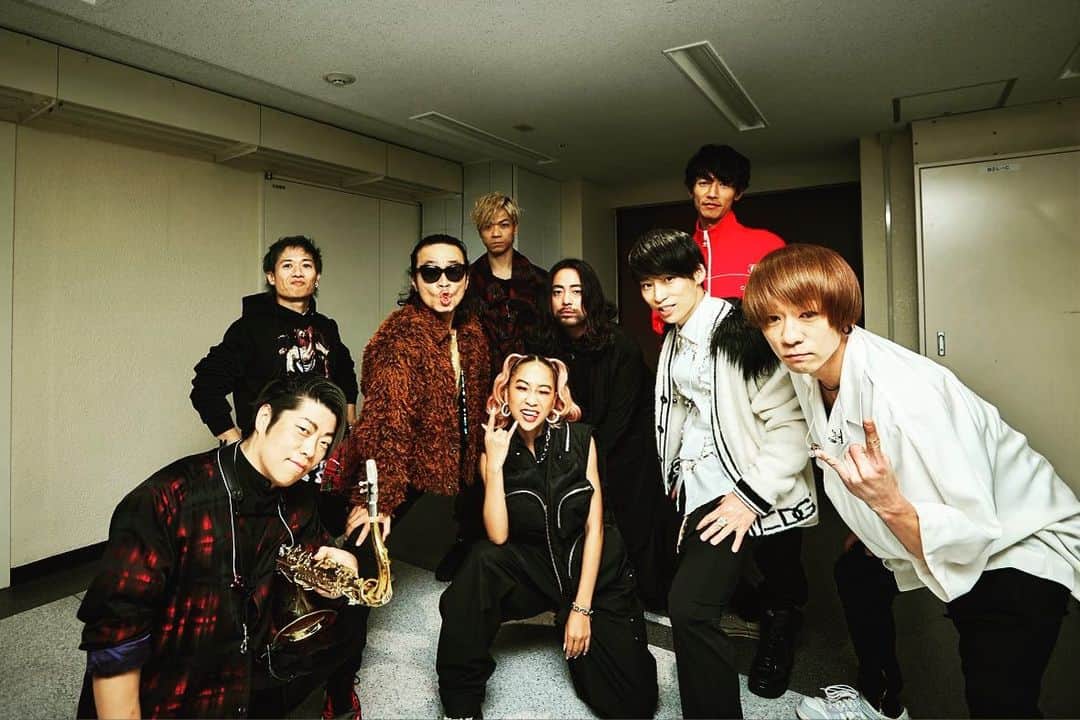 山田孝之のインスタグラム：「イエスは眠たそうな顔をしているがとても楽しかったと興奮している様子だ。アーメン #uverworld」