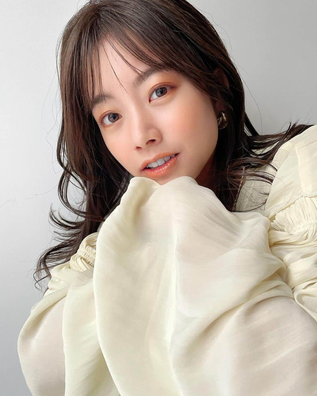 のインスタグラム：「💄 みどさんの世界💫 みどさんにはもう8年お世話になってます😌 ヘアメンテナンス後にとても楽しかった✌️  part1☺︎ orange makeup  #みどめいく#みどへあめいく」