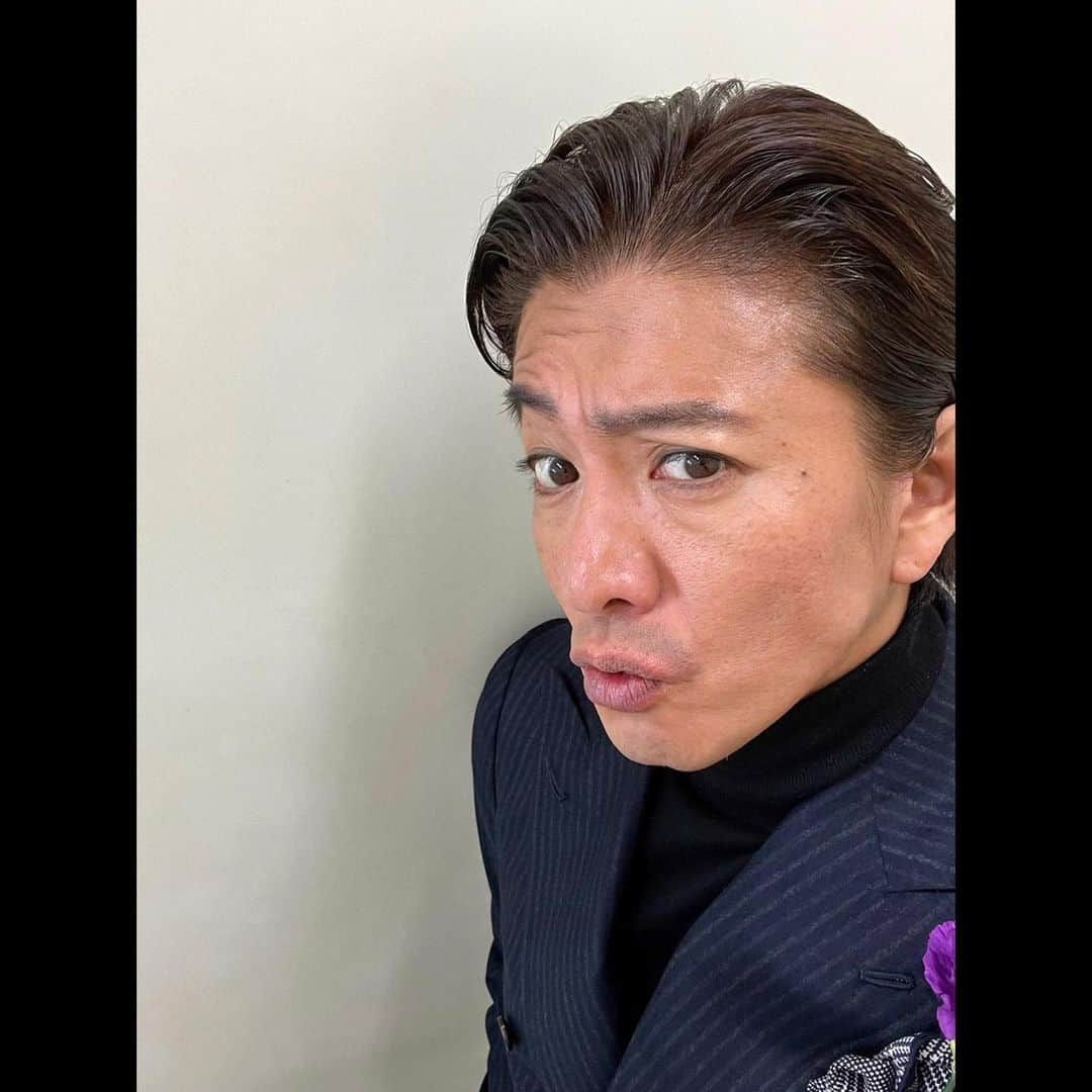 木村拓哉さんのインスタグラム写真 - (木村拓哉Instagram)「⁡ ⁡ ⁡ 「おはよう御座います！ ⁡ いやぁ〜、今日の冷え込みは半端じゃないですねぇ〜‼︎ とある撮影をしてるんですが、これから外の撮影になる事を考えると痺れます。 でも、共演者やスタッフの皆としっかりいったろうと思います‼︎ ⁡ STAYSAFE‼︎ ⁡ 拓哉 #木村拓哉#TakuyaKimura」12月26日 13時20分 - takuya.kimura_tak