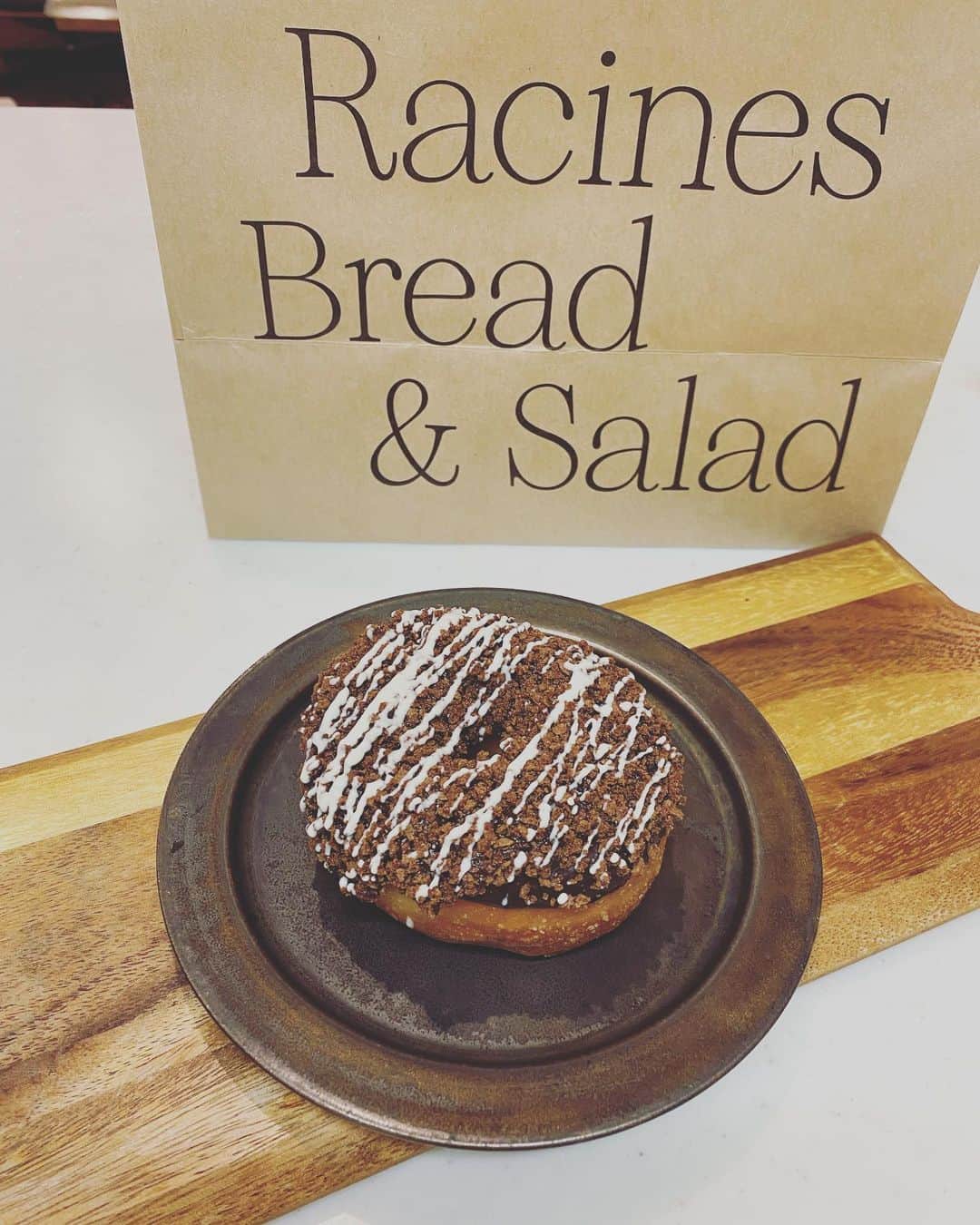 畑野ひろ子のインスタグラム：「差し入れに頂きました🍩 @racines_bread_salad  仕事納め後の甘いものは格別😁」