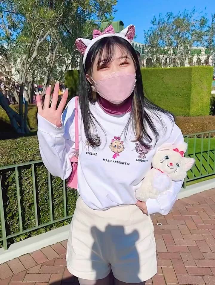 中島奈津希のインスタグラム：「👩🏻🔁🐈🎀 ⁡ ⁡ ⁡ ⁡ ⁡ 今日も晴れてるううう😍😍 ということで、、 へーーーーーーんしん👩🏻🔁🐈🎀 【#変身ディズニーバウンド その152】 ⁡ ⁡ ⁡ ⁡ ⁡ ⁡ ⁡ お姉(@nakajima_ayano )が 答える前に一人で完結しちゃってますが😂😂笑 ⁡ この服をゲットした時から どうしてもやりたかった#マリーちゃんバウンド でした🥺🎀🐈 ⁡ ⁡ ⁡ ⁡ ⁡ ⁡ ⁡ はぁ、、 お気に入りコーデだ🥺🎀 ⁡ そして、 今日は晴れてるけど風もあるので 手と頭皮がとにかく寒い🥶笑 防寒してきたので その他は無事です！！！笑 ⁡ 楽しんでくるぞーーー😍😍 ☁️☁️☁️☁️☁️☁️☁️☁️☁️☁️☁️☁️☁️☁️ #disneysisters_jp ←#中島姉妹 ディズニーまとめ👭🏻 @nakajimasisters_jp ←中島姉妹アカウントできました👭🏻 #東京ディズニーバウンド　 #ディズニーバウンド　 #aristocats #おしゃれキャット」