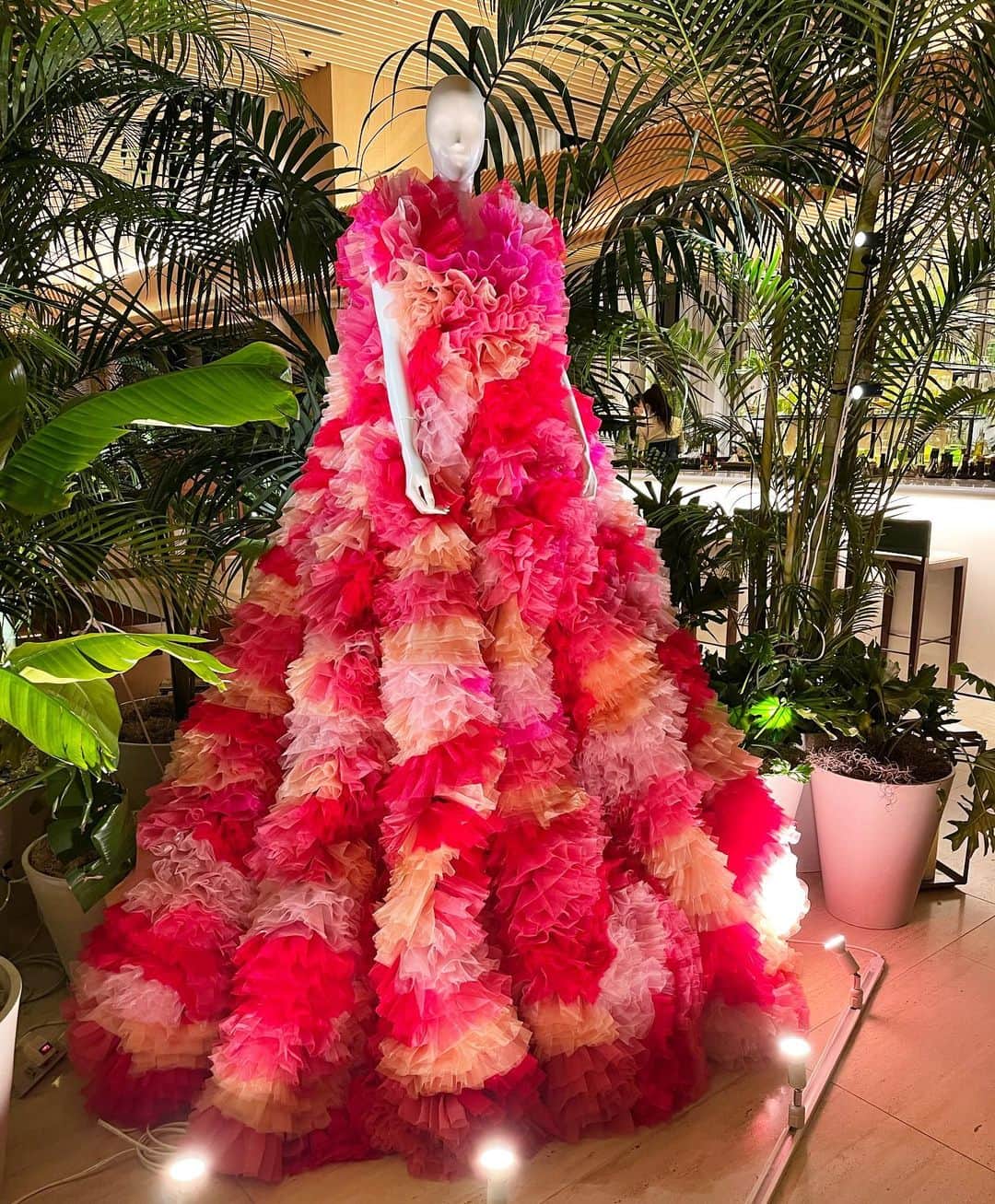 小泉智貴さんのインスタグラム写真 - (小泉智貴Instagram)「Ruffle Xmas tree turned to a big ruffle dress after🎄🎅 ドレスは1月6日まで展示予定です！ Thank you @toranomonedition @maminyc ❤️💐」12月26日 13時48分 - tomo_koizumi