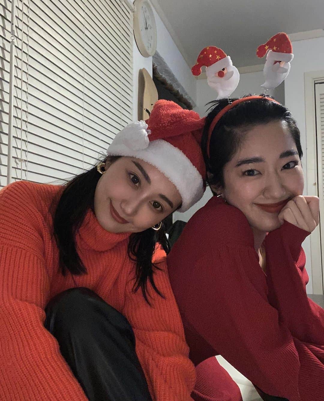 Icumi Oohamaさんのインスタグラム写真 - (Icumi OohamaInstagram)「🎄🤍  KATEが楽しんでくれたクリスマス❤︎ それが一番嬉しい❤︎ 大好きなヒト @_namikanemoto_ も来てくれて 組み体操して、スゴロクして、平和な夜でした☺︎☺︎☺︎  今朝はクリスマスグッズを片付けて 扉にはお正月の飾りつけを✨」12月26日 14時05分 - icumi___