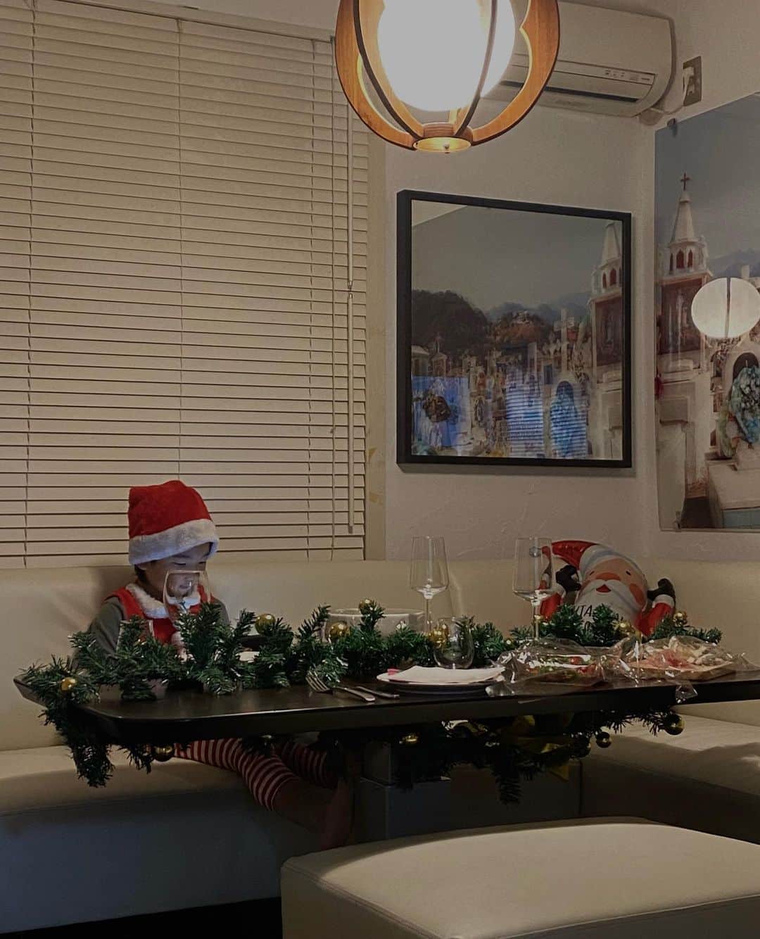 Icumi Oohamaさんのインスタグラム写真 - (Icumi OohamaInstagram)「🎄🤍  KATEが楽しんでくれたクリスマス❤︎ それが一番嬉しい❤︎ 大好きなヒト @_namikanemoto_ も来てくれて 組み体操して、スゴロクして、平和な夜でした☺︎☺︎☺︎  今朝はクリスマスグッズを片付けて 扉にはお正月の飾りつけを✨」12月26日 14時05分 - icumi___