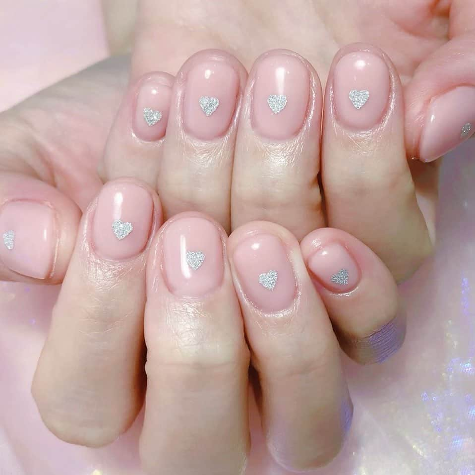 西脇彩華さんのインスタグラム写真 - (西脇彩華Instagram)「＊ New Nail 💅🤍 ㅤㅤㅤㅤㅤㅤㅤㅤㅤㅤㅤㅤㅤ pink beige × Heart nail 🤍✨ ㅤㅤㅤㅤㅤㅤㅤㅤㅤㅤㅤㅤㅤ 先日、今年さいごのネイルにいってきました😍💙💜💖 またまたかわいく、つやつやきれいにして頂きました😢💓💓 ペディキュアは今回その日ちえこさんのネイルのデザインがキラッキラでかわいすぎて同じにしてくださいとお願いしました🐶🎀 ㅤㅤㅤㅤㅤㅤㅤㅤㅤㅤㅤㅤㅤ 今年も沢山かわいいネイルを本当にありがとうございました💕☃️ @chiekonakayama  ㅤㅤㅤㅤㅤㅤㅤㅤㅤㅤㅤㅤㅤ #nail #nailstagram #pink #pinkbeige #hartnails #つやつやネイル #シンプルネイル #キラキラネイル #ジェルネイル #ネイル  #네일 #네일아트 #네일디자인 #네일스타그램」12月26日 14時08分 - chapon_930