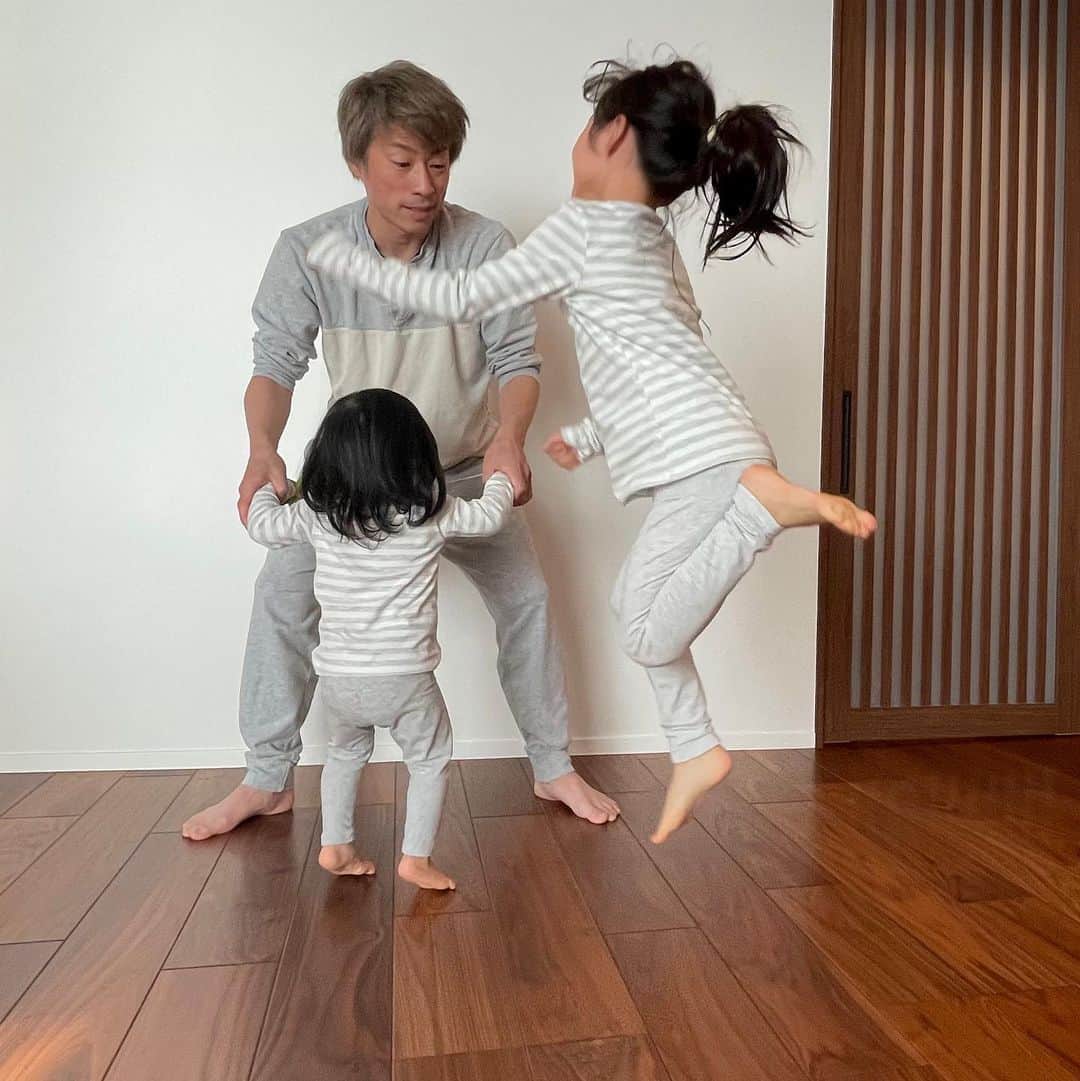 田村淳のインスタグラム：「子供たち冬休み突入 朝から激しめのジャンプ祭り スピードが早すぎて パパの目がヤバイw」