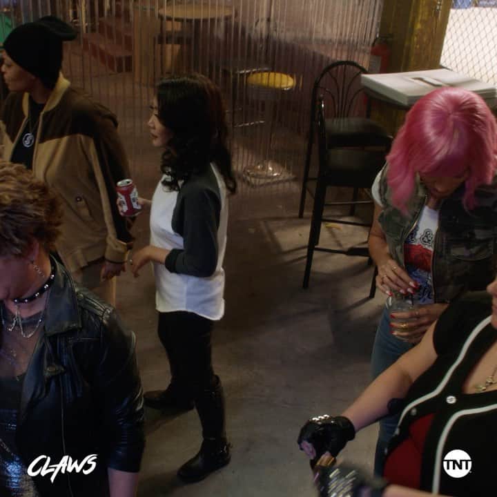 のインスタグラム：「Another 2 episodes of @clawstnt tonight!  The first was directed by our very own @carriepreston (Polly). Tune in at 8/9c on TNT. Featuring the fantastic @gissettevalentin  You don’t want to miss it!  #clawsout #lovethesewomen #fourthandfinal ♥️👑✊🏽」