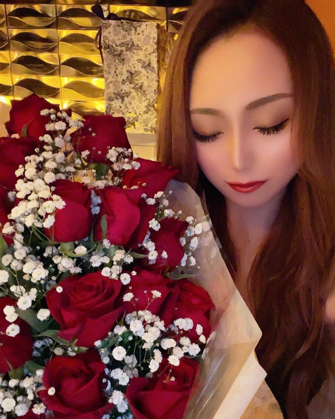 HIMEKAのインスタグラム：「. . 誕生日にもらったかわいい薔薇さんたち🌹🌹 玄関に飾ったの😌 プレゼントもたくさんで幸せ🥰 . . 喜ぶのが下手くそなのはどうしようもないけど 心の中は喜びの舞ってかんじなの😮‍💨笑 昔からひめのことわかってる人にはわかる🤣 . . 最近の投稿がたくさん溜まっている🤭 . . #誕生日 #バラの花束 #誕生日プレゼント」