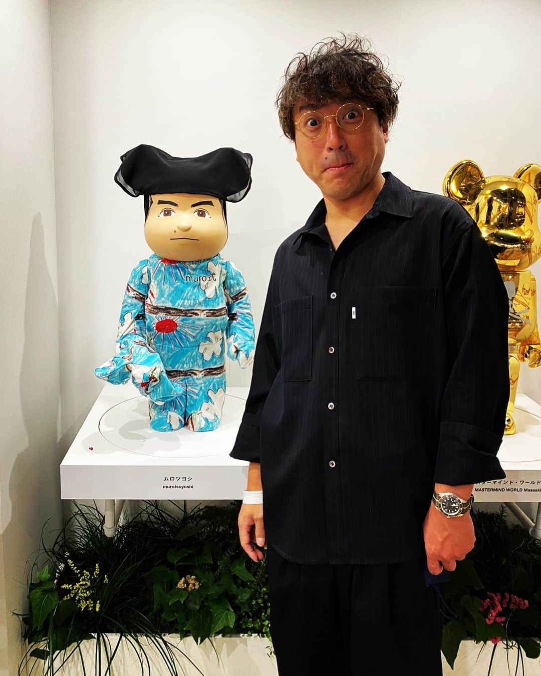 ムロツヨシのインスタグラム：「ご報告遅れましたが、 こんなベアブリック作った、作っていただきましたっっっ 服の下は黒子のムロ 服のデザインした永野宗典の息子にいつかプレゼントしますっ #medicomtoy  万歳っ いつもありがとうございますっ」