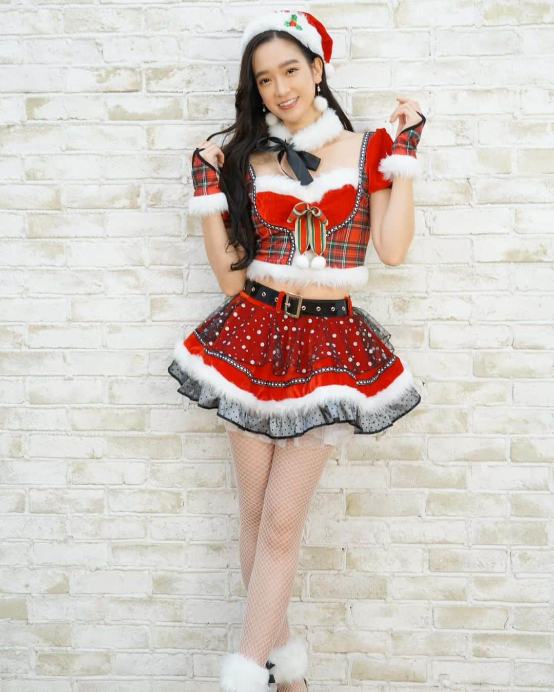 太田麻美のインスタグラム：「今年のサンタコスは、 @malymoon1991 のでした🎅🎄❤️  #chirstmas #christmascosplay #merrychristmas #cosplay #malymoon #クリスマス #クリスマスコスプレ #サンタコス #サンタコスプレ #コスプレ」