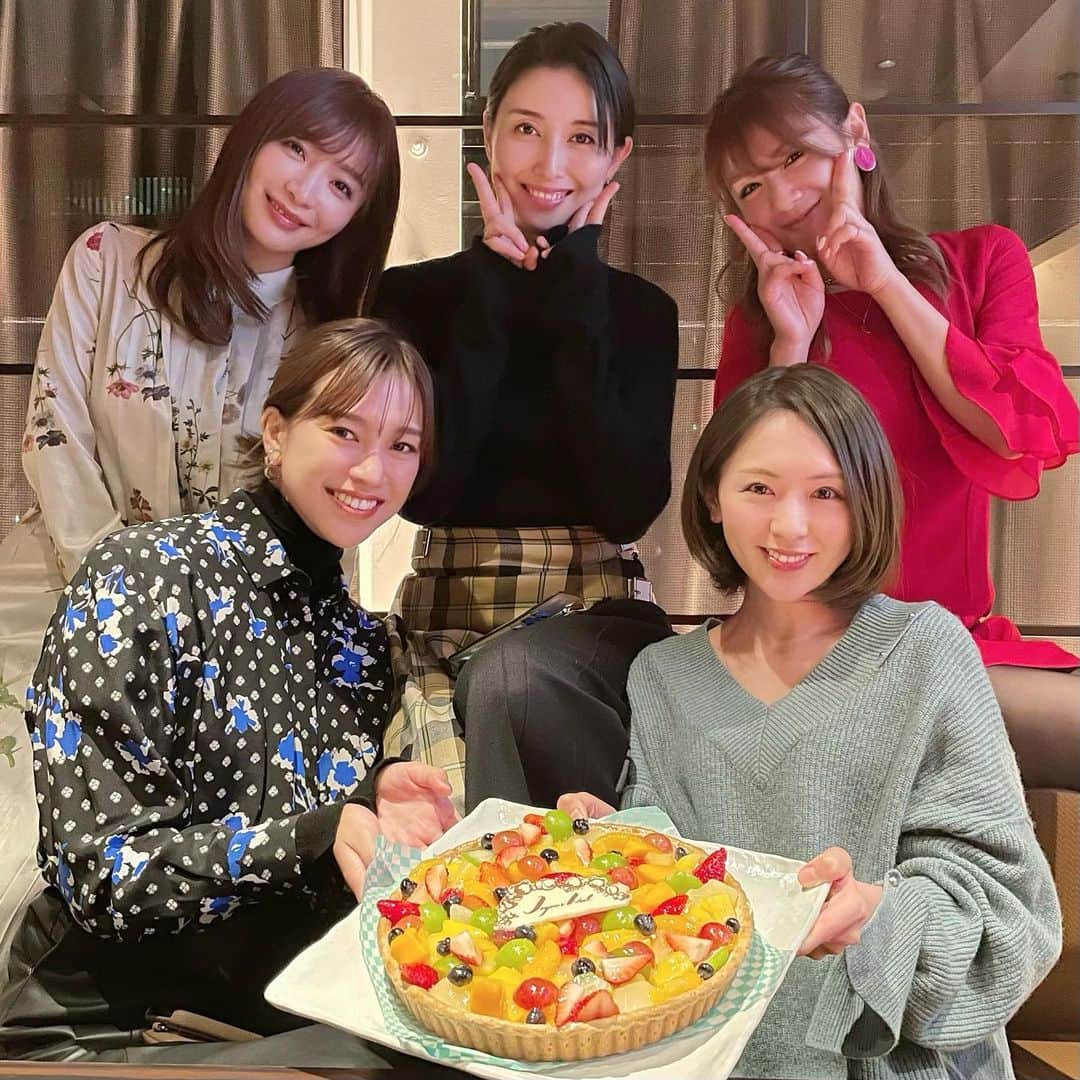 紺野ゆりのインスタグラム：「みなさんメリークリスマスでした🎄🎅💗  幼馴染のあゆむに誘ってもらってみんなでXmas会🍗✨ マナミさんのお子さんが可愛すぎて癒されました👶🤤💗💗  そして、前日に撮影でメイクさんたちとキルフェボン食べたーいなんて話してたら、次の日に食べれるという奇跡😍♡ 当日電話したら、まさかのホールなら買えますとのことで🎂✨  とっても楽しい夜でした🌠 久しぶりのユッチャンも美味しかった🥩  #Christmas#christmasparty」