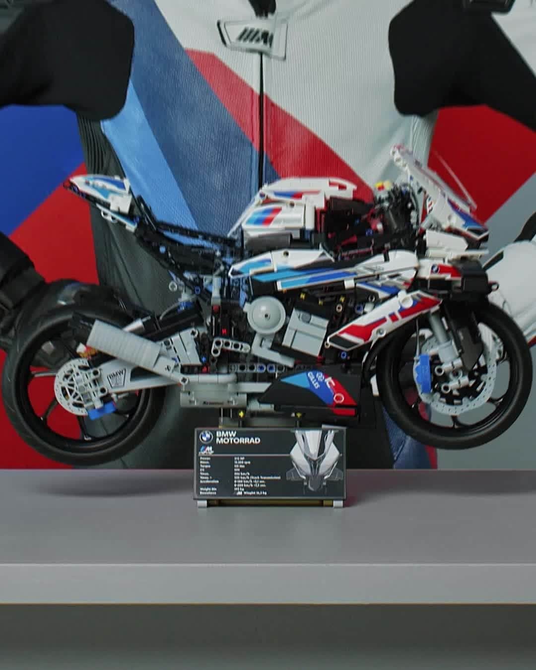 のインスタグラム：「Lego Technik × BMW Motorrad  "M 1000 RR"  大人でも楽しめるギミックが満載のLegoの超精密モデルシリーズLego Technikから、BMW Motorrad初のMモデル"M 1000 RR"が2022年1月1日に登場します。  1920ピースものパーツから構成される1/5スケールのM 1000 RRは、3段可動式のギアボックスをはじめとして、前後サスペンション、ステアリング、ドライブチェーン、ステアリング、4気筒エンジンなど、ビッグスケールを活かしたリアルなディテールを楽しむことができます。  @lego #NeverStopChallenging #BMWMotorrad #Lego #LegoTechnik #M1000RR #BMWモトラッド #駆けぬける歓び」