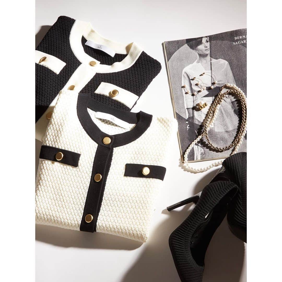 のインスタグラム：「♦︎ coming soon ♦︎  TIARA20周年記念バイカラーニットジャケットは1月に発売！✨ ぜひチェックしてください。  ・  📢インスタライブのお知らせ 本日12/26(sun) 20:30〜 銀座店インスタライブを行います！ 現在オンラインで予約受付中の20周年記念ジャケットや1月の新作をご紹介。 ぜひご覧くださいませ🙏  銀座店インスタグラム↓ @tiara_ginza   出演スタッフ↓ @tiara_higashi  @tiara_yoshino  @tiara_nana.m   ・  #TIARA #ティアラ  #melrose #メルローズ #AW #2021AW #秋冬 #秋冬コーデ #秋冬ファッション #大人ファッション #大人コーデ #大人カジュアル #カジュアルコーデ #きれいめ #きれいめコーデ #きれいめカジュアル #大人女子 #エレガントコーデ #クラシカルコーデ #30代ファッション #40代ファッション #50代ファッション」