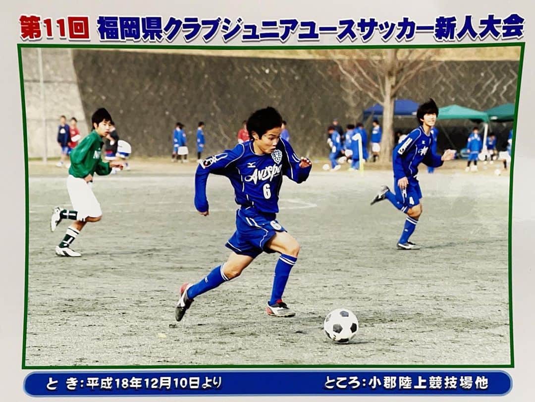 田中達也のインスタグラム：「来シーズンからアビスパ福岡で戦うこととなりました田中達也です！ 福岡の皆さんよろしくお願いします🙇‍♂️ ジュニアユースでプレーして以来14年ぶりにアビスパのエンブレムを身につけてプレーできることをとても嬉しく思います！ ユースに昇格できなかった僕は、あの時の悔しさで高校からがむしゃらに頑張ってきました。 正直めっちゃ悔しかったし、ショックだったし恨みました。笑 悔しすぎて、プロになってオファーもらって断るっていう目標立てたぐらいでした。笑 ただ今年ついにオファーをもらえたとき、嬉しい以外の気持ちは生まれませんでした。 Jumpの曲に合わせて入場してくる選手達に目を輝かせ、試合後のトップガンアンセムでスタジアムを歩く選手達に憧れていた僕が、今度はピッチでプレーし、応援してもらえる側になると思うと感慨深いです。 地元出身の選手として福岡を盛り上げていけるように、全力で走り、戦っていきます。  スタジアムで会えることを楽しみにしています🙌  #アビスパ福岡  #うしのはまたく  #毎週のように泊まりにきてた #姉からのあだ名は #週末の弟  #今年はインスタ頑張りたい #渡に学ぼう #いや渡はやめとこう  トップチームに所属歴がないにも関わらず、SNSでたくさんのおかえりなさいという言葉をいただきすごく嬉しいです🙏🙏  #みなさんほんとによろしくお願いします🐝🐝」