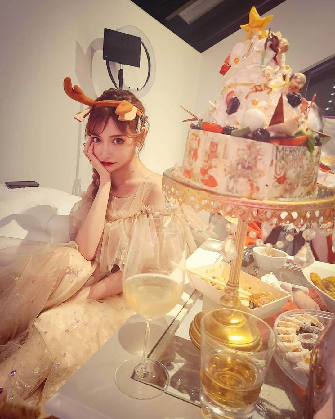 明日花キララのインスタグラム：「毎日かわいいケーキを食べている🧁🌟」