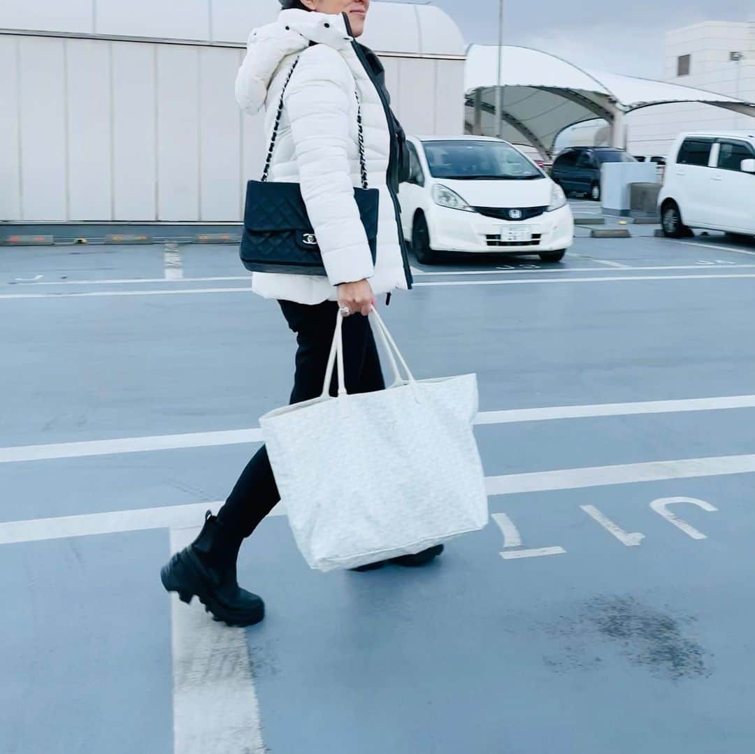 大草直子さんのインスタグラム写真 - (大草直子Instagram)「寒い場所にいます❄️☃️東京生まれ東京育ちのため、本気の寒さを全くもってなめていました（笑）。スウェットの下にヒートテックタイツをはきましょう。旅先にも絶対忘れないのが、毎日つけているバングル。バネ式なので、サイドの留め具がないのが特徴💙ということは、どこから見ても、完璧なオーバル。完璧なZERO。美しい。一部再生可能なリファインメタルを使用しています。この静かな強さをもつジュエリーは、humの職人森山朝貴さんによるもの✨✨ @escapers_online で手に入れた @kiuna_official 。ジェンダーもテイストも、時代も超える。本当の美しさ。 @escapers_online  @kiuna_official  #しっかり重さがあるため #かなり高価 #金は重さなので #キウナワイドサテンバングルS #マッカージュ  #sloane  #opaquedotclip  #chanel #sorel #unitedarrows  #goyard  #ブーツはソレル @amarc_official にかいたよ #みなさま素敵な日曜日を @chaletivy」12月26日 17時44分 - naokookusa