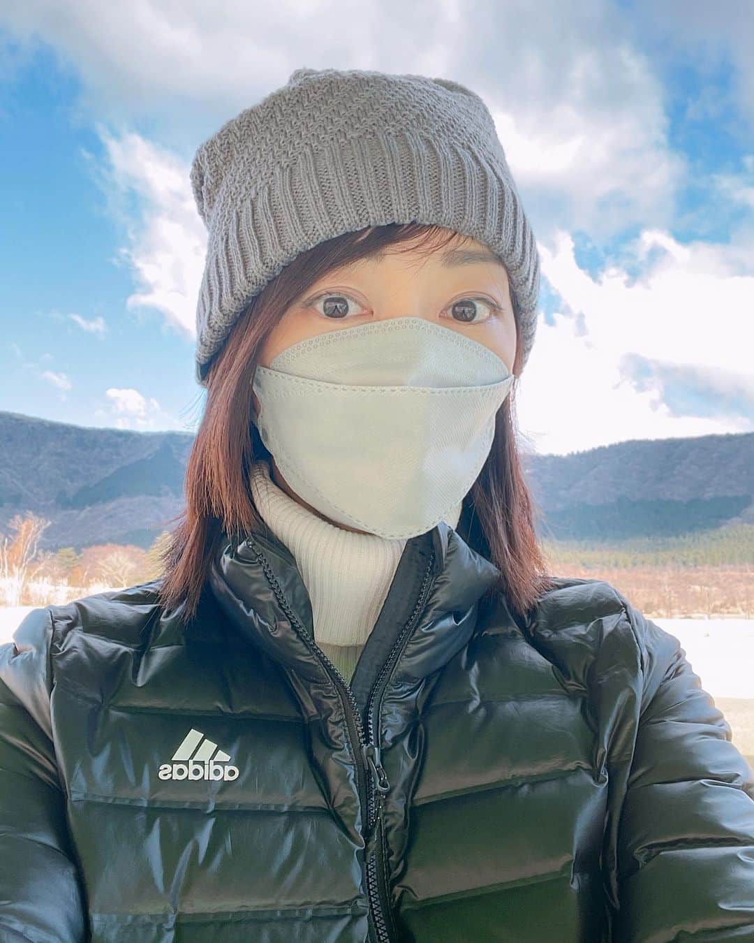 葉月里緒奈さんのインスタグラム写真 - (葉月里緒奈Instagram)「朝は晴れてたのに後半雪がちらほら舞ってきた。 でも寒さ対策はバッチリ。 マスクの下にティッシュも．．これ以上は言えない(笑)。 #ゴルフ#箱根#箱根カントリー倶楽部#お友達親子と#楽しいラウンド#rionahazuki」12月26日 17時45分 - riona_hazuki