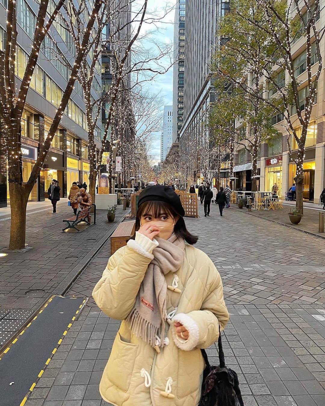 前田亜美のインスタグラム：「. . 🎄𓈒𓂂𓂃◌𓈒𓐍  昨日は家族とクリスマスパーティーしたよ〜✩*  今年もあと少しだね(* ᴗ ᴗ) たまたま行った場所がイルミネーションたくさんで綺麗だったな〜〜  この時期がキラキラしてて1番好き⋆͛☽.ﾟ  今日の所さんお届けモノです！はみてくれましたかーー？？？  私はアンテナショップに協力頂き、皆さんへのプレゼントを探してきたよ！ 他にも視聴者プレゼントたくさんありましたね .ᐟ.ᐟ  詳しくは番組ホームページをみてみてね！   #クリスマス  #🎄 #2021   #年末」