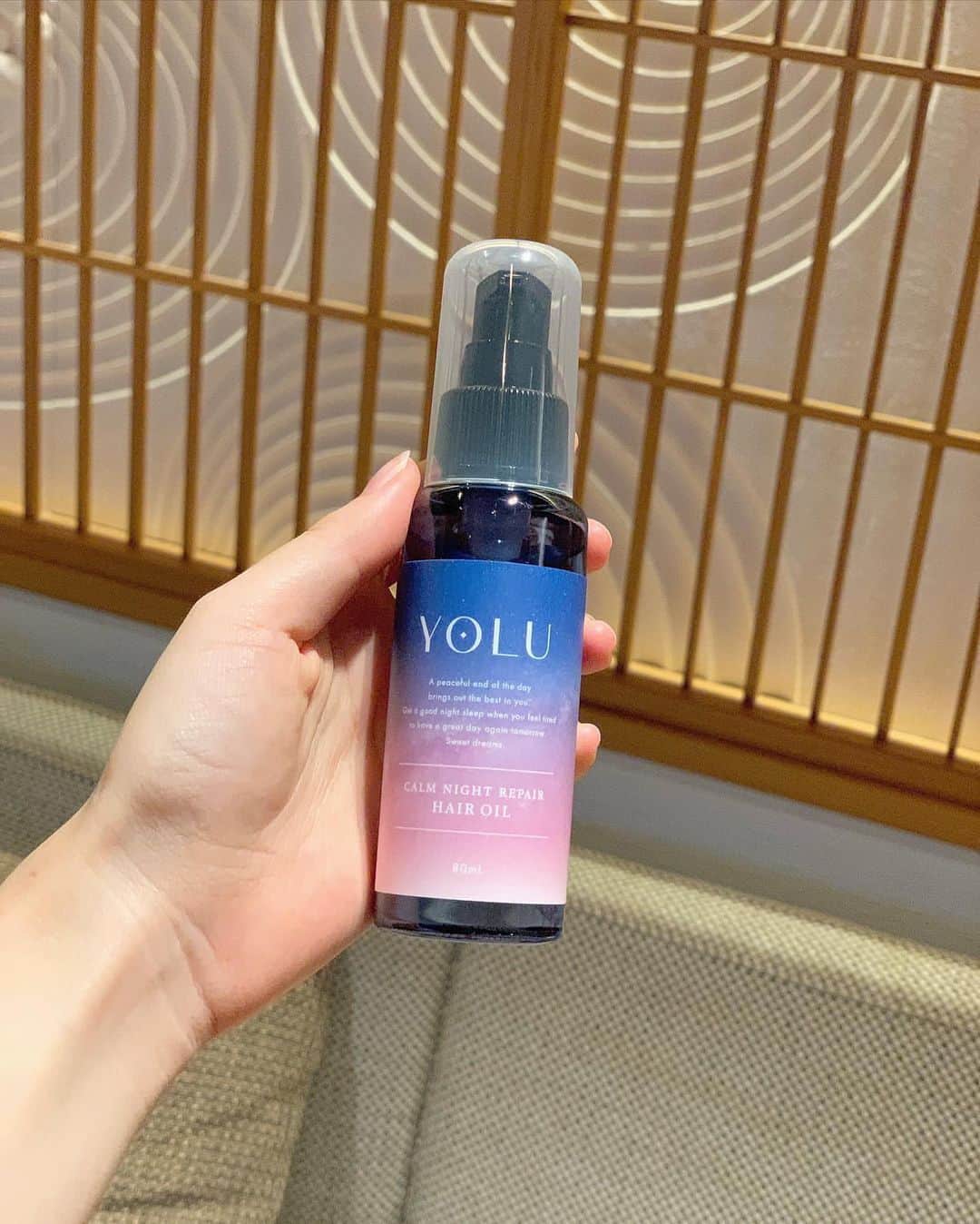 MIYUさんのインスタグラム写真 - (MIYUInstagram)「ヘアオイルのご紹介🧴🛁 【YOLU ナイトリペアヘアオイル ¥1,540（税込）/ 80mL】 睡眠中の乾燥や摩擦ダメージに着目してるオイル🛏🌙 「ナイトキャップ処方」って言って、ナイトキャップを被らずとも摩擦を軽減できるように開発されているそうです。 テクスチャは軽めで伸びがいいので、少量で髪のまとまりを良くしてくれてうるツヤ髪に🚿 翌朝のヘアセットもしやすい☀️  YOLUのヘアオイルはマルチ美容オイル（髪にも体にも使えるオイル）なので、髪に塗った後に、手に余ったオイルは全身に伸ばして塗れる🌝 乾燥が気になる今の時期にありがたい🙏🏻 香り持ちも良くて、塗った髪と手に翌朝までいい匂いが持続してるのが好き⛅️  購入は全国のバラエティショップ、ドラッグストア、Amazon、楽天市場でできるので、是非チェックしてみてください！  #YOLU #ヨル#ナイトケア #ナイトキャップ #ヘアケア #ナイトリペア #ヘアオイル #翌朝感動うるツヤ髪 #うるツヤ髪 #夜間美容 #PR @yolu_official」12月26日 18時01分 - miyu__.oo