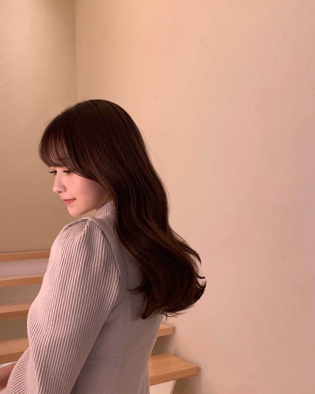 MIYUさんのインスタグラム写真 - (MIYUInstagram)「ヘアオイルのご紹介🧴🛁 【YOLU ナイトリペアヘアオイル ¥1,540（税込）/ 80mL】 睡眠中の乾燥や摩擦ダメージに着目してるオイル🛏🌙 「ナイトキャップ処方」って言って、ナイトキャップを被らずとも摩擦を軽減できるように開発されているそうです。 テクスチャは軽めで伸びがいいので、少量で髪のまとまりを良くしてくれてうるツヤ髪に🚿 翌朝のヘアセットもしやすい☀️  YOLUのヘアオイルはマルチ美容オイル（髪にも体にも使えるオイル）なので、髪に塗った後に、手に余ったオイルは全身に伸ばして塗れる🌝 乾燥が気になる今の時期にありがたい🙏🏻 香り持ちも良くて、塗った髪と手に翌朝までいい匂いが持続してるのが好き⛅️  購入は全国のバラエティショップ、ドラッグストア、Amazon、楽天市場でできるので、是非チェックしてみてください！  #YOLU #ヨル#ナイトケア #ナイトキャップ #ヘアケア #ナイトリペア #ヘアオイル #翌朝感動うるツヤ髪 #うるツヤ髪 #夜間美容 #PR @yolu_official」12月26日 18時01分 - miyu__.oo