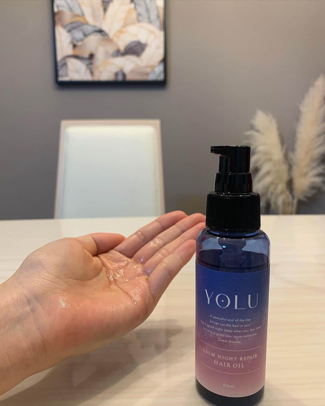 MIYUさんのインスタグラム写真 - (MIYUInstagram)「ヘアオイルのご紹介🧴🛁 【YOLU ナイトリペアヘアオイル ¥1,540（税込）/ 80mL】 睡眠中の乾燥や摩擦ダメージに着目してるオイル🛏🌙 「ナイトキャップ処方」って言って、ナイトキャップを被らずとも摩擦を軽減できるように開発されているそうです。 テクスチャは軽めで伸びがいいので、少量で髪のまとまりを良くしてくれてうるツヤ髪に🚿 翌朝のヘアセットもしやすい☀️  YOLUのヘアオイルはマルチ美容オイル（髪にも体にも使えるオイル）なので、髪に塗った後に、手に余ったオイルは全身に伸ばして塗れる🌝 乾燥が気になる今の時期にありがたい🙏🏻 香り持ちも良くて、塗った髪と手に翌朝までいい匂いが持続してるのが好き⛅️  購入は全国のバラエティショップ、ドラッグストア、Amazon、楽天市場でできるので、是非チェックしてみてください！  #YOLU #ヨル#ナイトケア #ナイトキャップ #ヘアケア #ナイトリペア #ヘアオイル #翌朝感動うるツヤ髪 #うるツヤ髪 #夜間美容 #PR @yolu_official」12月26日 18時01分 - miyu__.oo