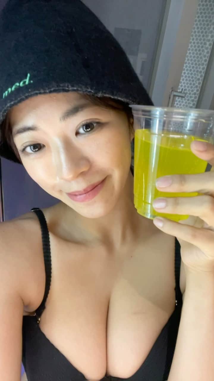 わちみなみのインスタグラム：「南青山にあるカラーサウナ  すごく綺麗な貸し切りのサウナ 温度も高いのに全然息がしやすくて最高でした✨  ピンクが可愛かったな  飲み物もたくさんあったよ せっかくなのでオロポにしました。  #sauna #サウナ　#サウナハット #ソロサウナ #saunatime #saunadesign #medsauna #saunalife #saunaselfie」