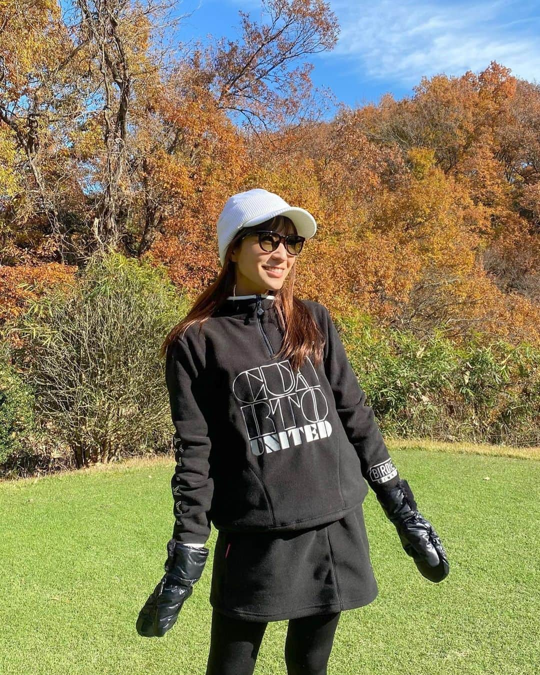 高沢奈苗さんのインスタグラム写真 - (高沢奈苗Instagram)「. BLACK and WHITE 🖤🤍  🧢 @adidasgolf  👕 @cuarto_united  🧤 @adidasgolf   眩しくてサングラス🕶✨ @eyevol_official   防寒小物がたくさん必要になってきた〜🌬 冬は荷物が多くなる😀  . . #golf #golffashion #cuartounited #eyevol #adidasgolf #adidastokyo #hoapiligolf #lanvinsport #ゴルフ #ゴルフ女子 #ゴルフファッション #クアルトユナイテッド #アイヴォル #アディダスゴルフ #ランバンスポール #ホアピリゴルフ #冬ゴルフコーデ #防寒ゴルフウェア」12月26日 18時14分 - nanaetakasawa